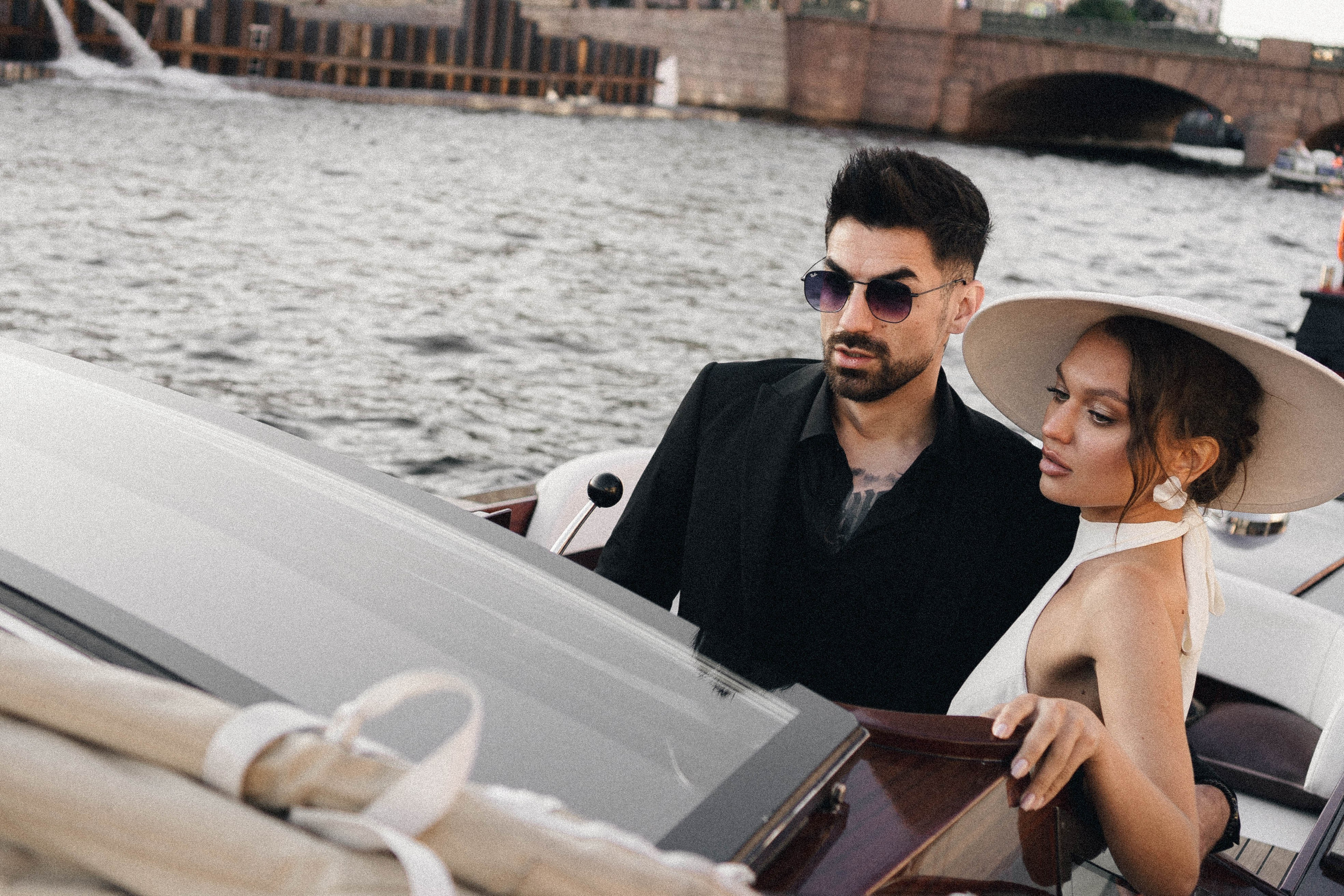 СВАДЕНБНАЯ СЬЕМКА НА КАТЕРЕ ПО КАНАЛАМ САНКТ-ПЕТЕРБУРГА И В АКВАТОРИИ НЕВЫ. Профессиональный фотограф, Санкт-Петербург — Виктория Богомолова