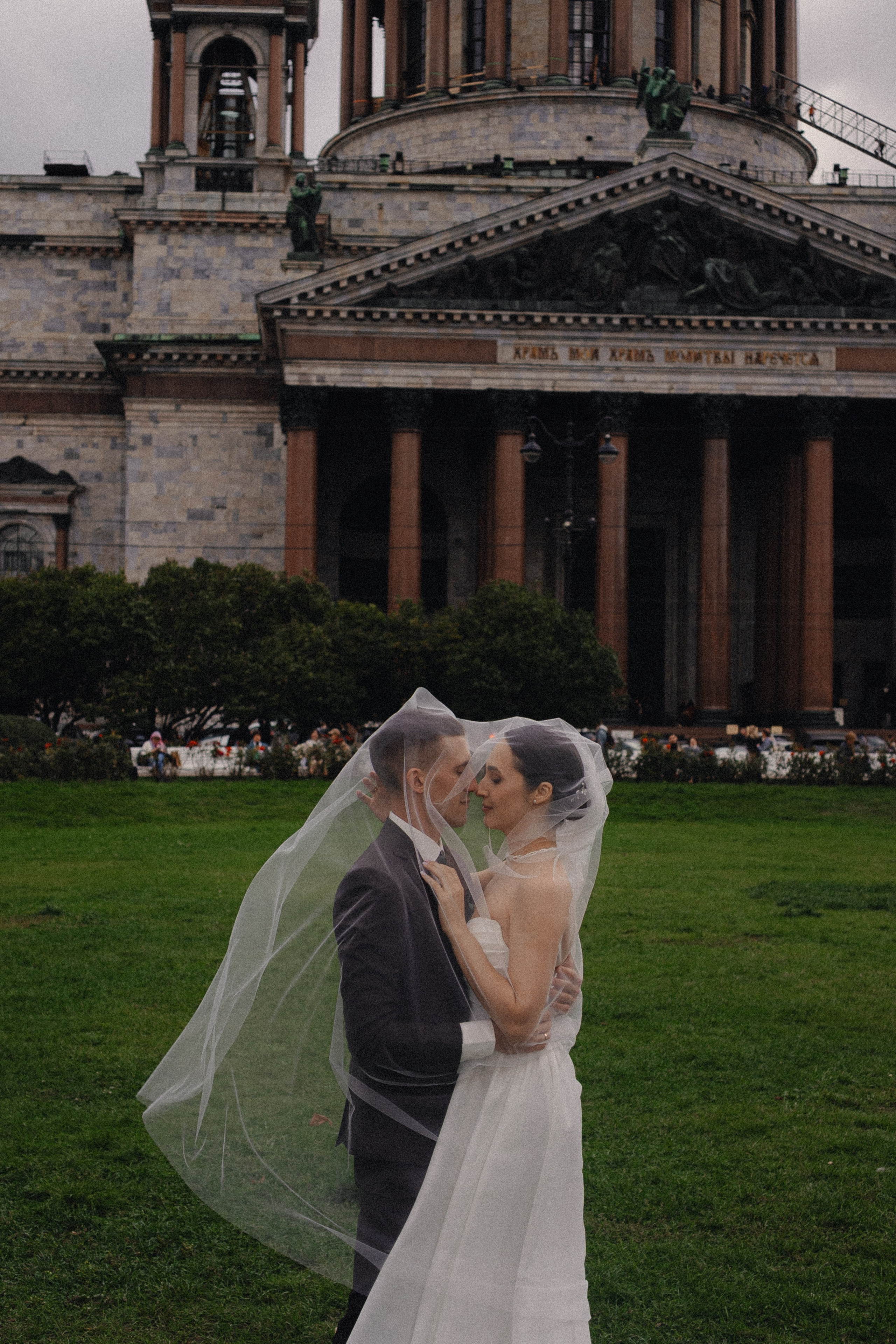 СВАДЕБНАЯ ПРОГУЛКА В САНТК-ПЕТЕРБУРГЕ (ИСАКИЕВСКИЙ СОБОР, ЗИМНЯЯ КАНАВКА, ЭРМИТАЖ И БОЛЬШАЯ МОРСКАЯ УЛИЦА). Профессиональный фотограф, Санкт-Петербург — Виктория Богомолова
