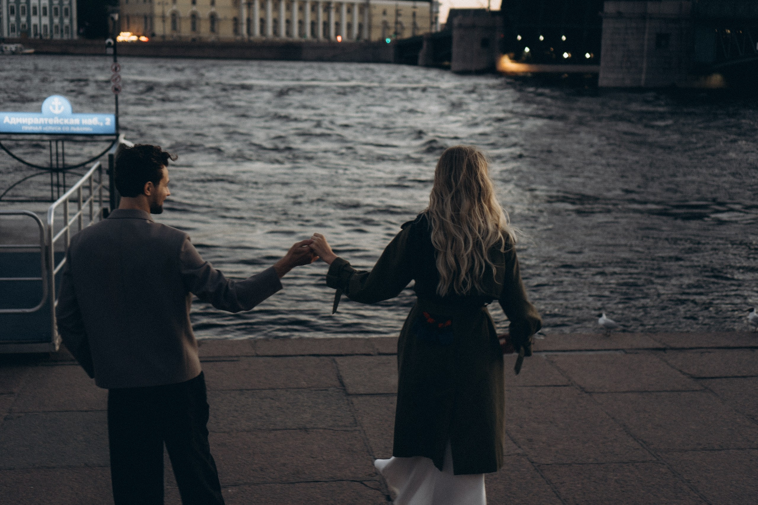 СВАДЕБНАЯ СЬЕМКА ПАРЫ НА РАССВЕТЕ В БЕЛЫЕ НОЧИ И ПРОГУЛКА С РАЗВОДНЫМИ МОСТАМИ И ПИКНИК ВОЗЛЕ ИСАКИЕВСКОГО СОБОРА. Профессиональный фотограф, Санкт-Петербург — Виктория Богомолова