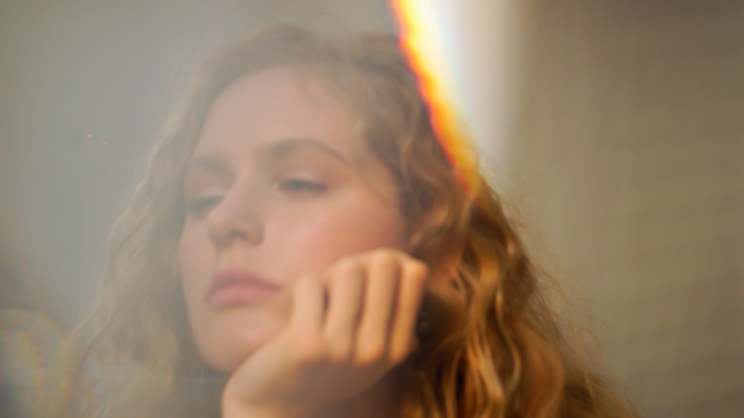 Видеосъёмка красивой девушки в фотостудии. Видеограф Осинина Татьяна — видеосъемка в Москве