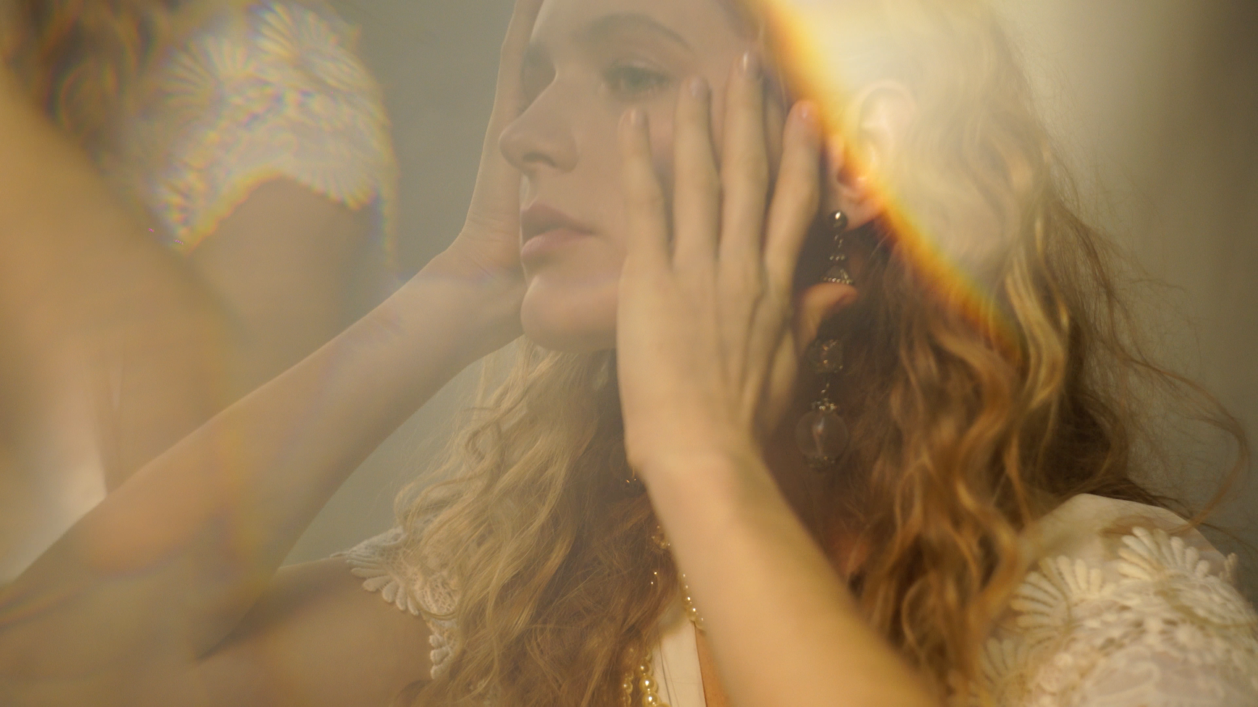 Видеосъёмка красивой девушки в фотостудии. Видеограф Осинина Татьяна — видеосъемка в Москве