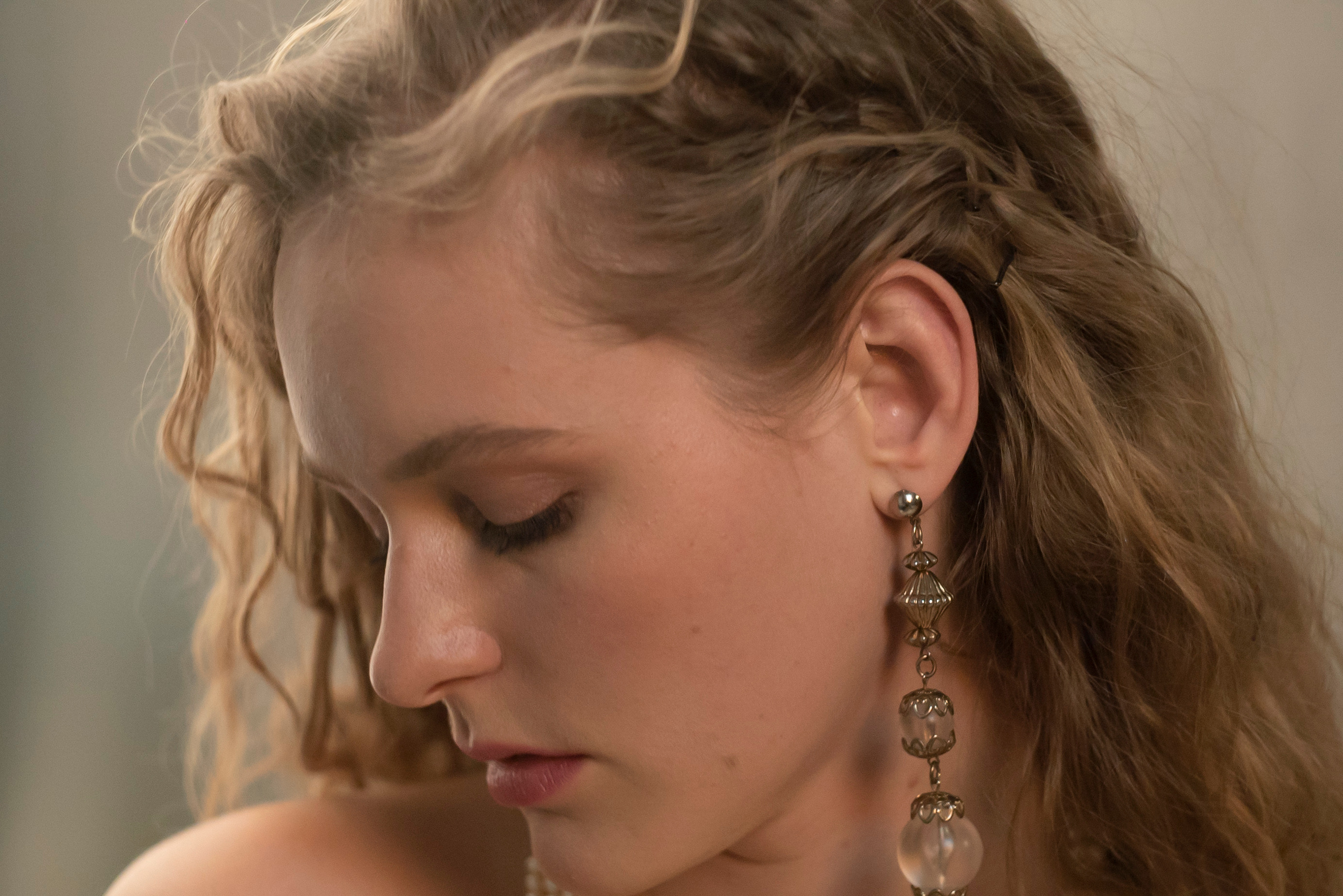 Видеосъёмка красивой девушки в фотостудии. Видеограф Осинина Татьяна — видеосъемка в Москве