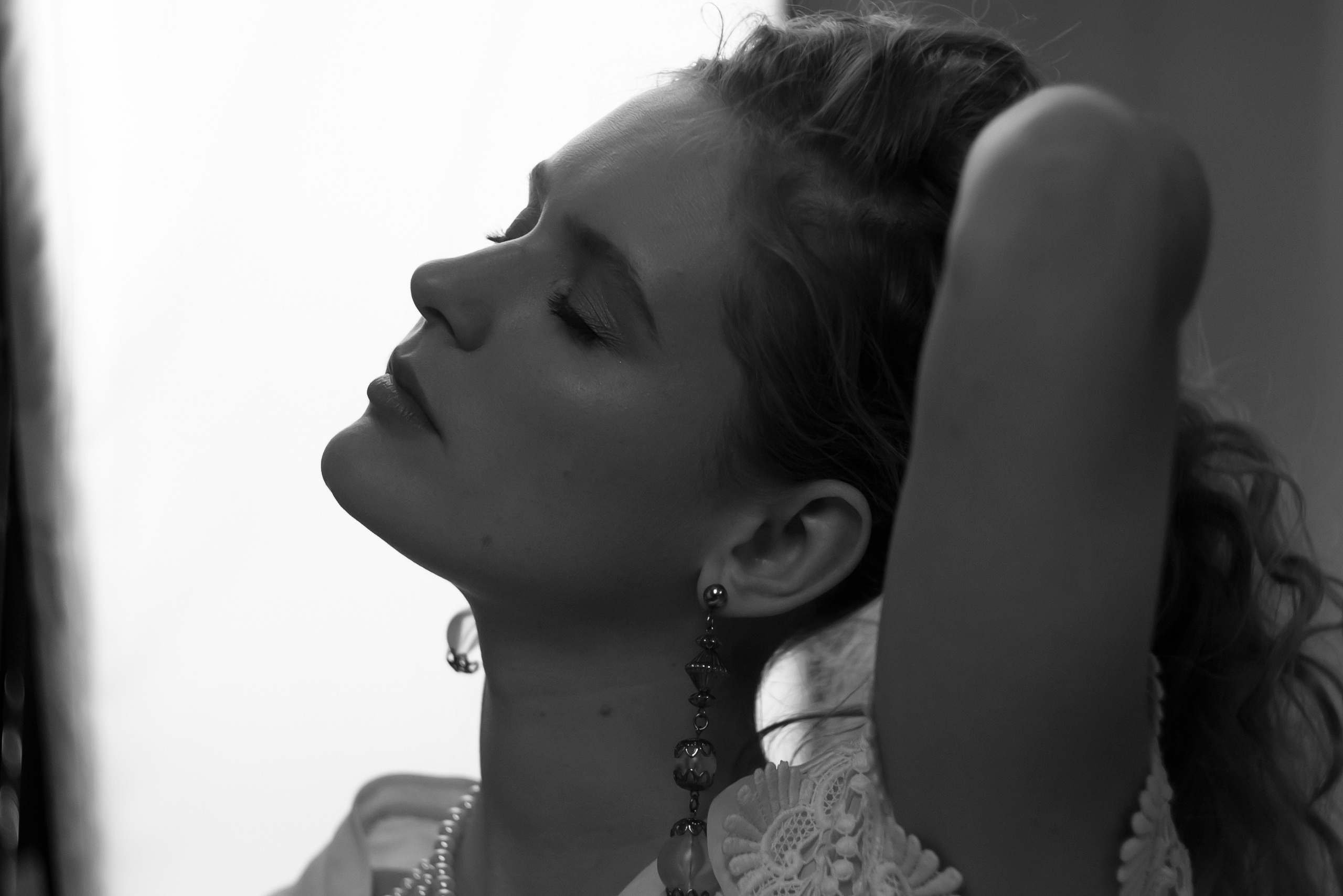 Видеосъёмка красивой девушки в фотостудии. Видеограф Осинина Татьяна — видеосъемка в Москве