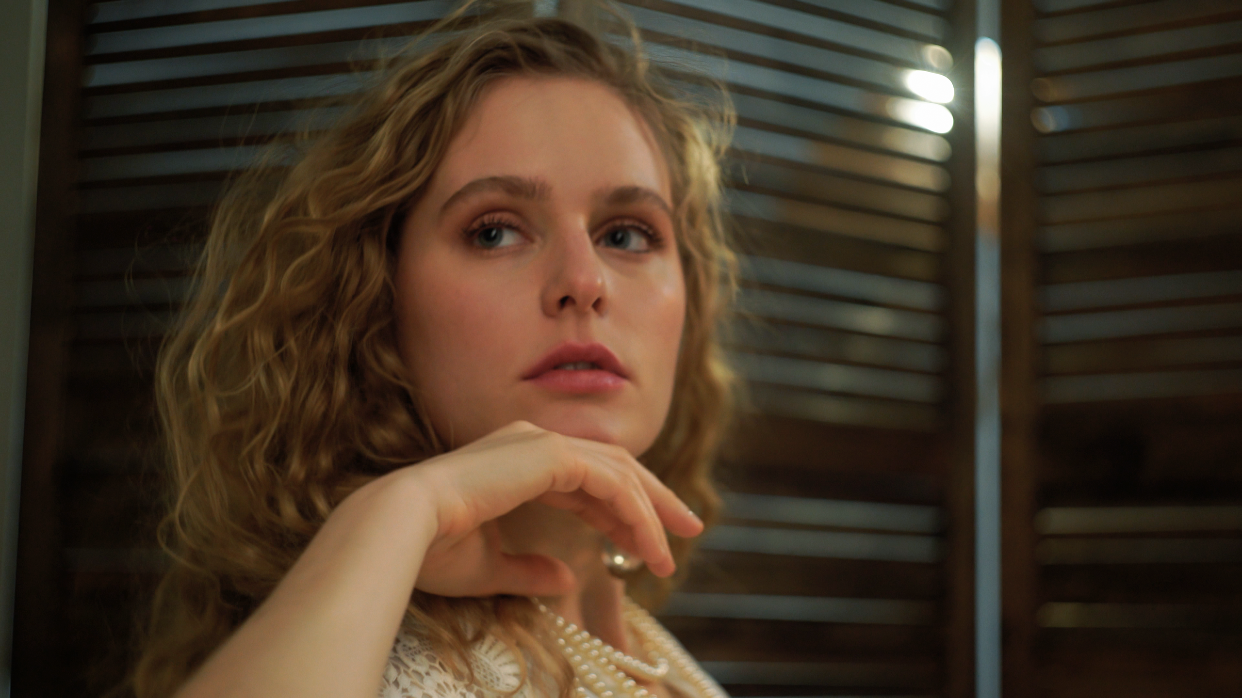 Видеосъёмка красивой девушки в фотостудии. Видеограф Осинина Татьяна — видеосъемка в Москве