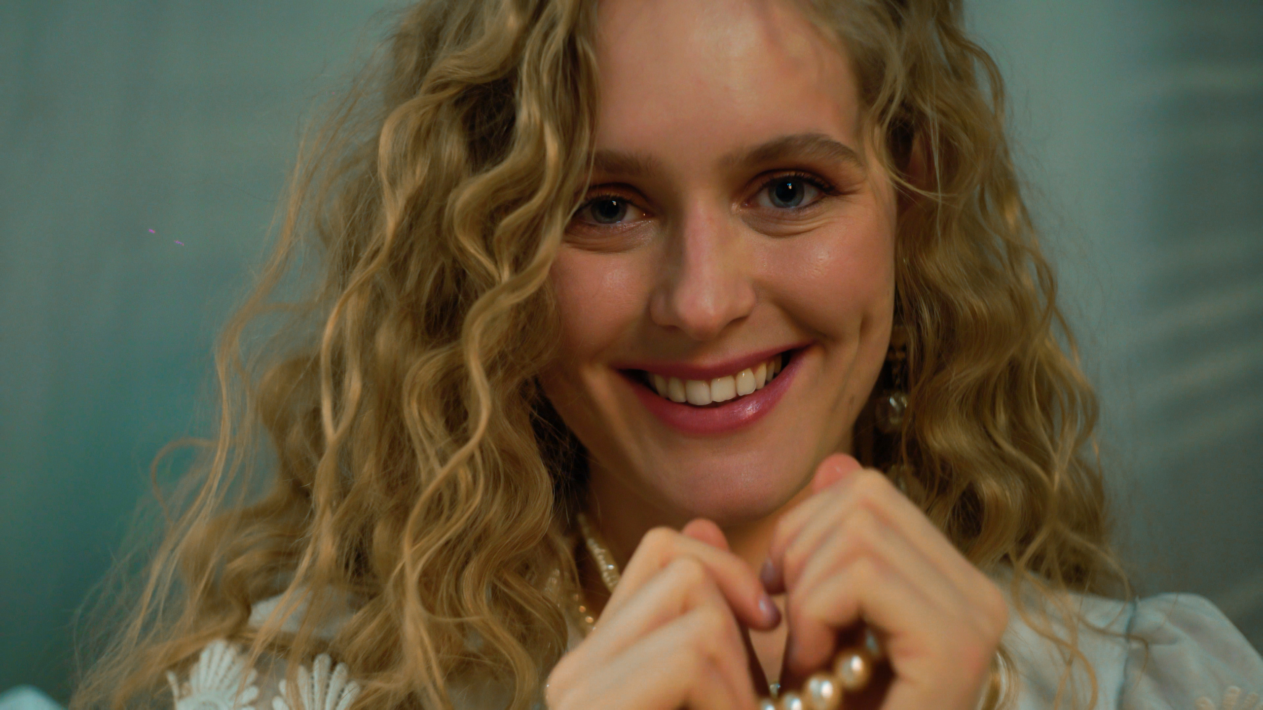 Видеосъёмка красивой девушки в фотостудии. Видеограф Осинина Татьяна — видеосъемка в Москве