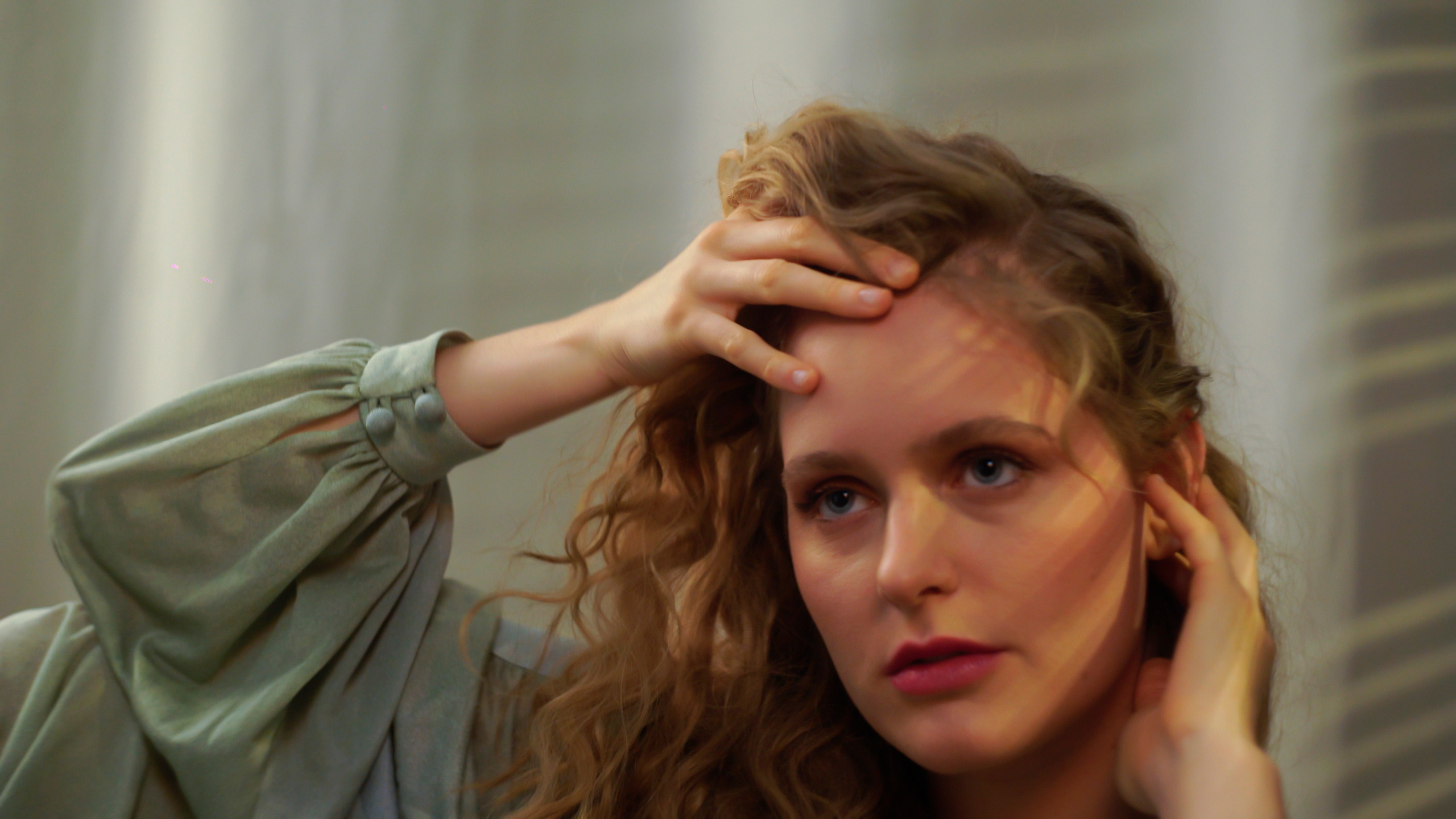 Видеосъёмка красивой девушки в фотостудии. Видеограф Осинина Татьяна — видеосъемка в Москве