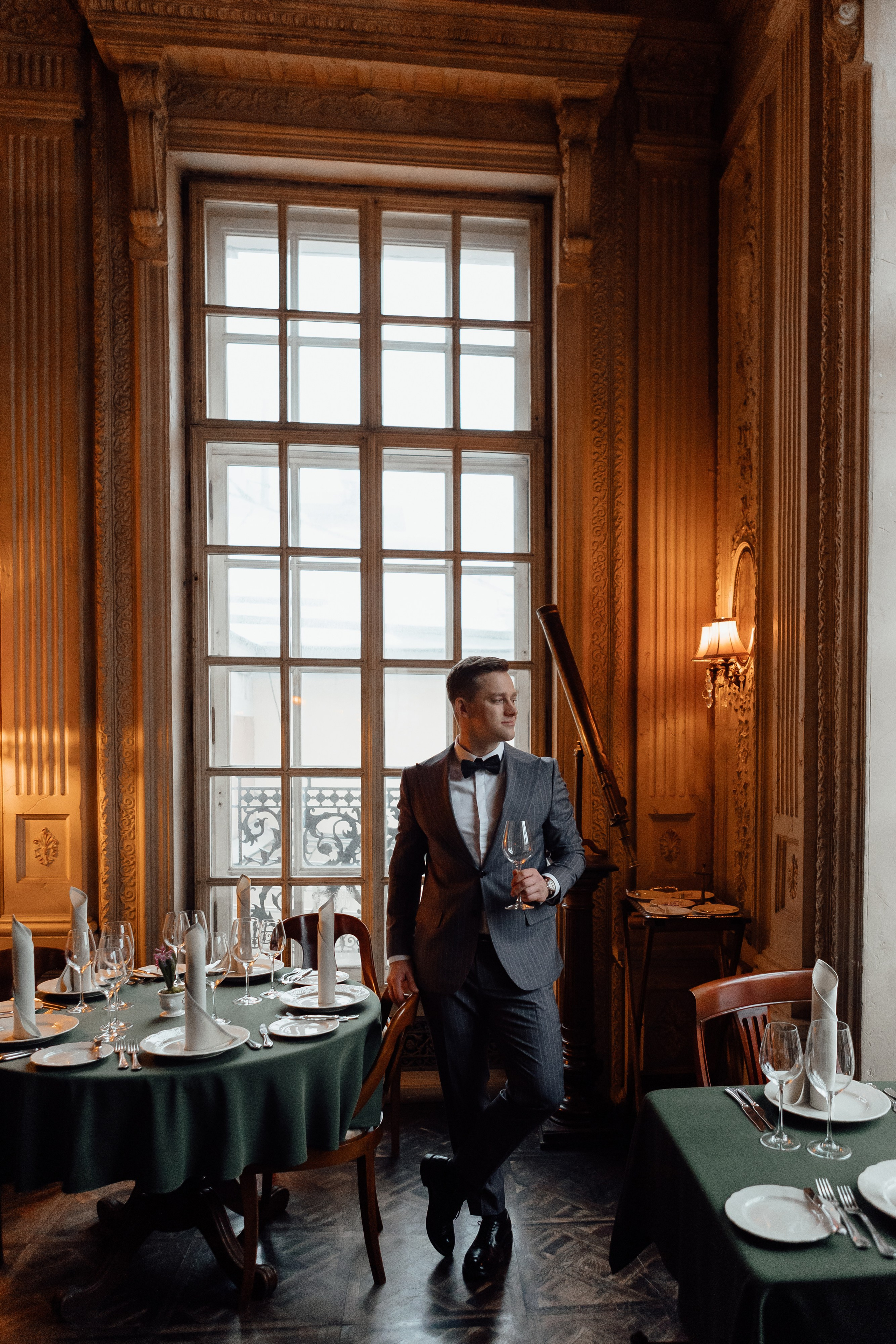 Свадебная фотосессия в Кафе Пушкинъ. Свадебный фотограф в Москве Дарья Олендарёва