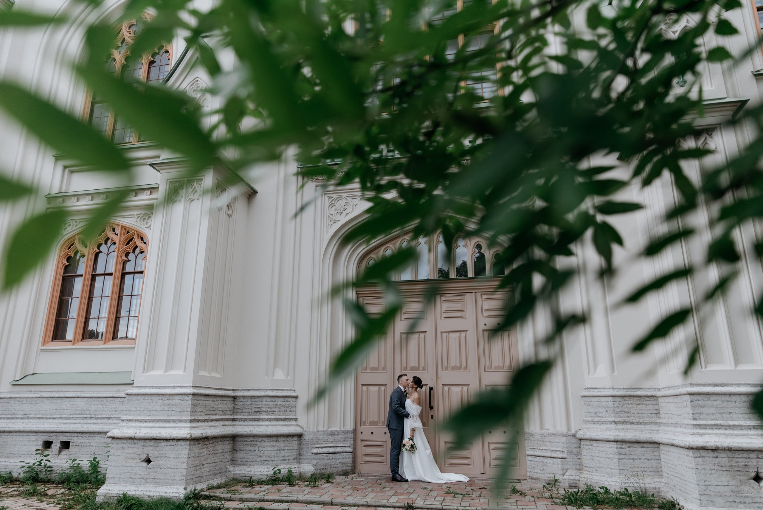 Волшебство уходит — Знаю. — И что мы будем делать? — Наслаждаться моментом. Свадебный фотограф в Санкт-Петербурге