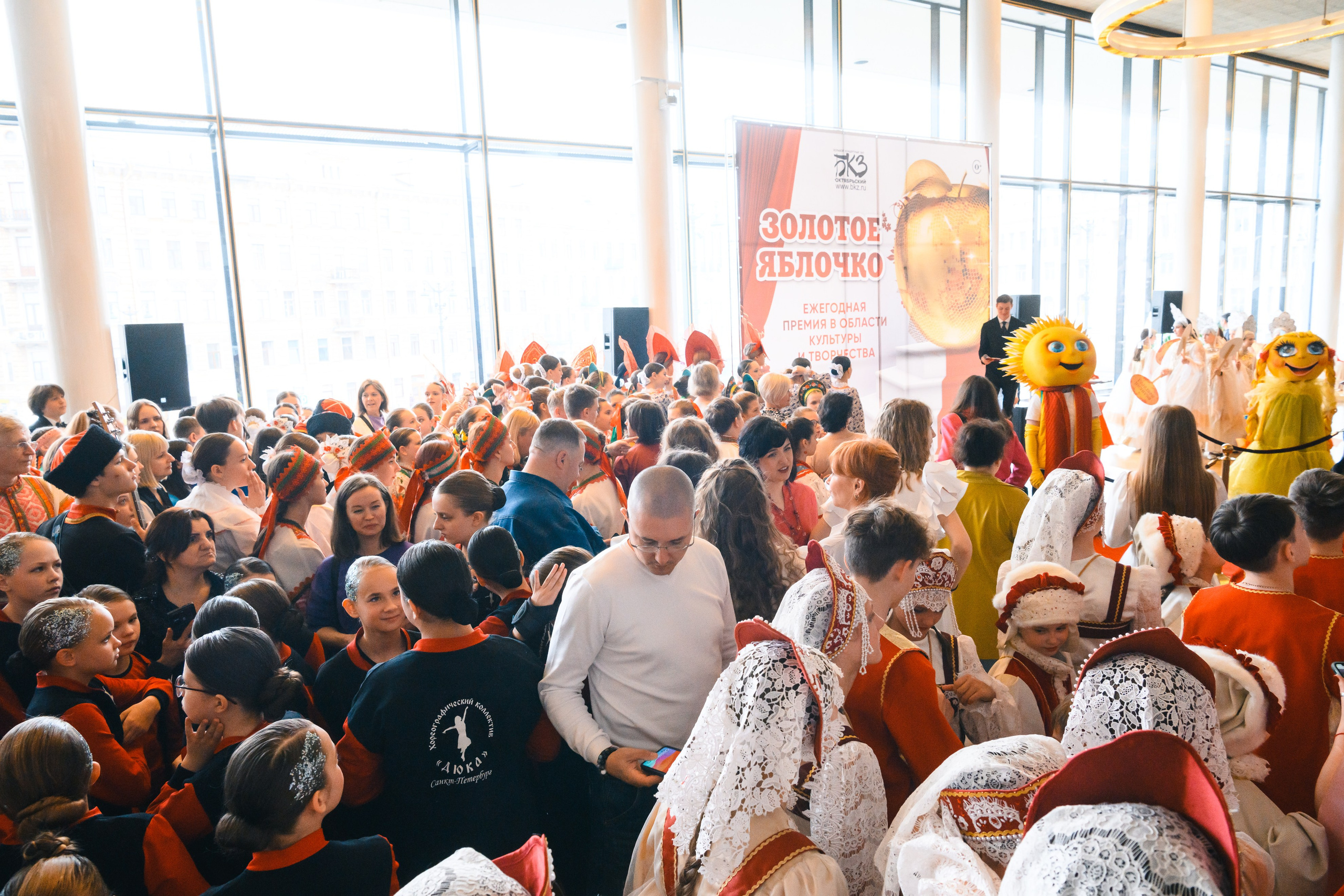 23 апреля, красная дорожка, БКЗ Октябрьский, г. Санкт-Петербург. Золотое яблочко