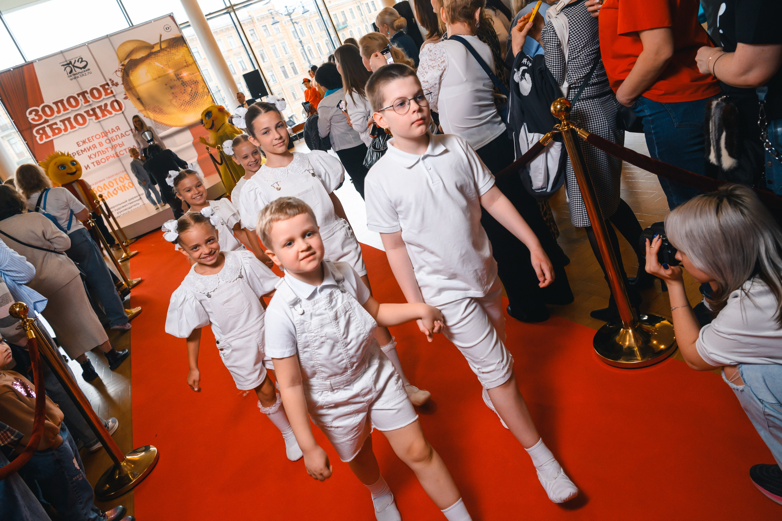 23 апреля, красная дорожка, БКЗ Октябрьский, г. Санкт-Петербург. Золотое яблочко