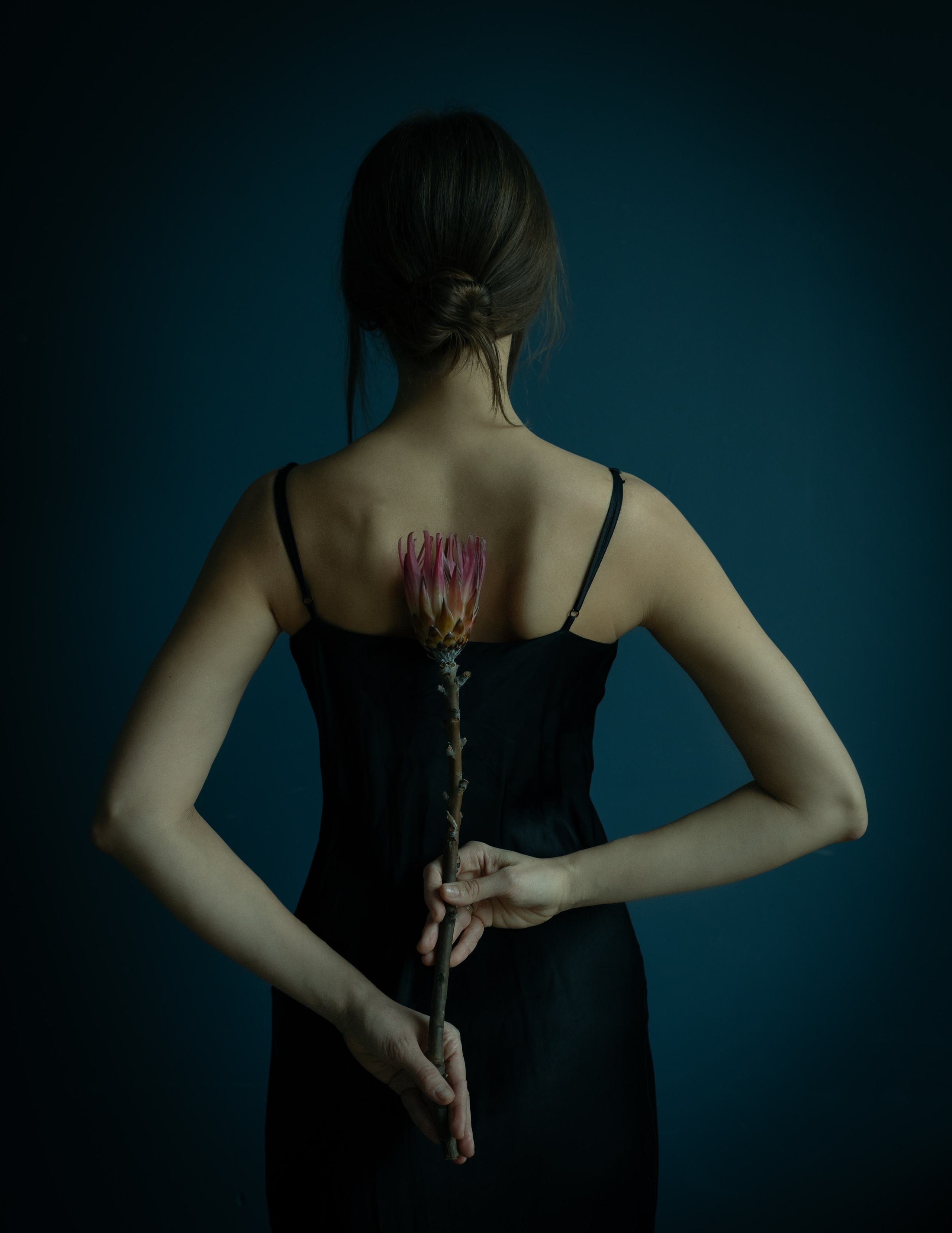 Маша с цветами. Портретный творческий фотограф в Москве Надя Дудник