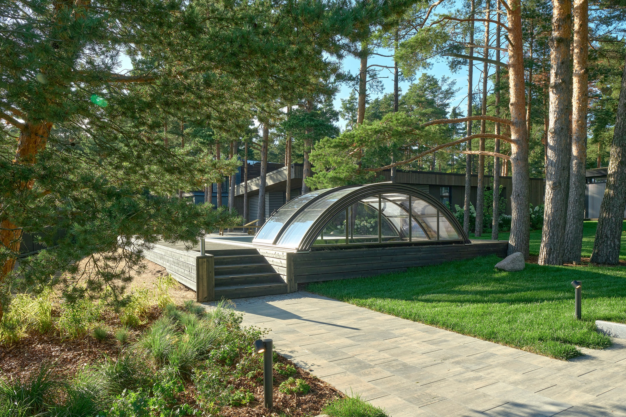 Ландшафтный и интерьерный фотограф Наталья Соловьева. Фотосъемка сада в КП Золотые пески для ландшафтной компании Хвоя | interioto