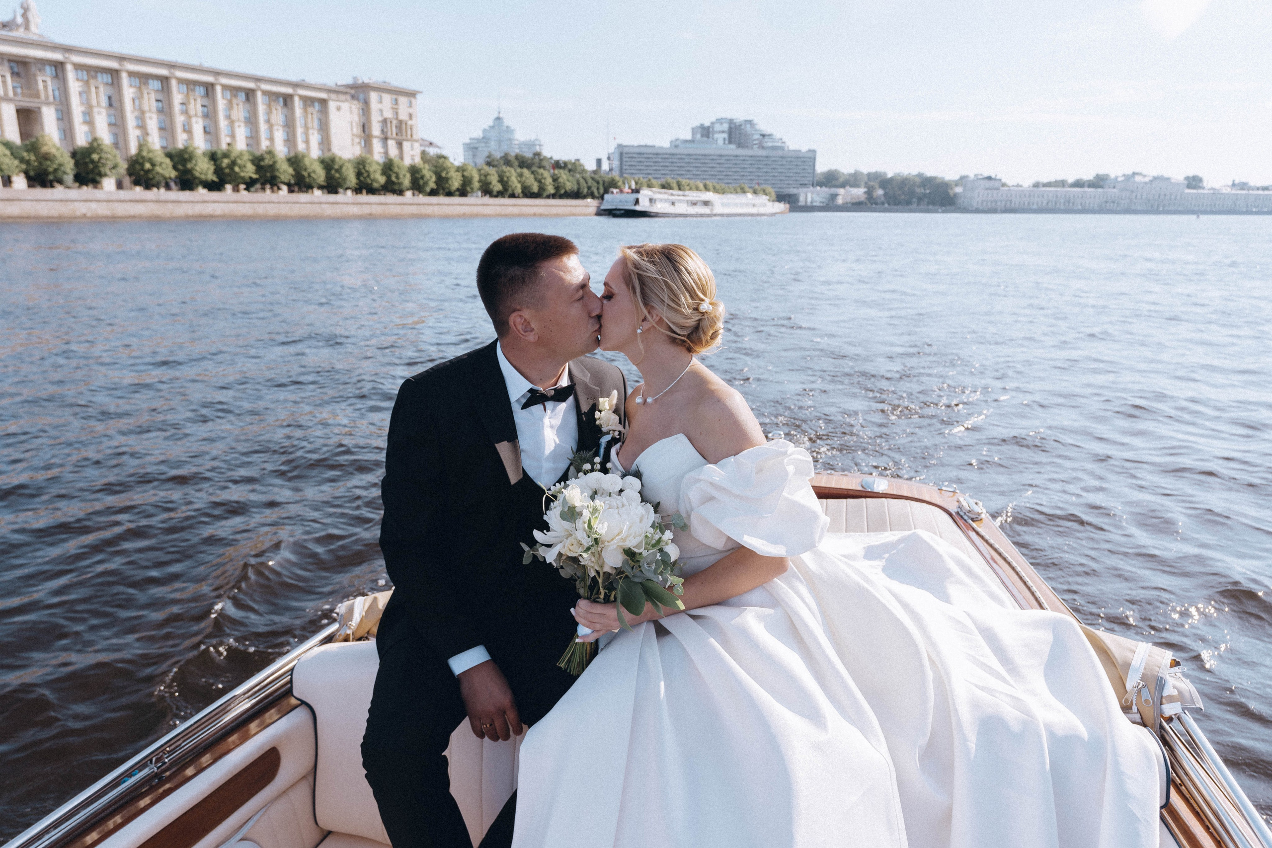 СВАДЕНБНАЯ СЬЕМКА НА КАТЕРЕ ПО КАНАЛАМ САНКТ-ПЕТЕРБУРГА И В АКВАТОРИИ НЕВЫ. Профессиональный фотограф, Санкт-Петербург — Виктория Богомолова