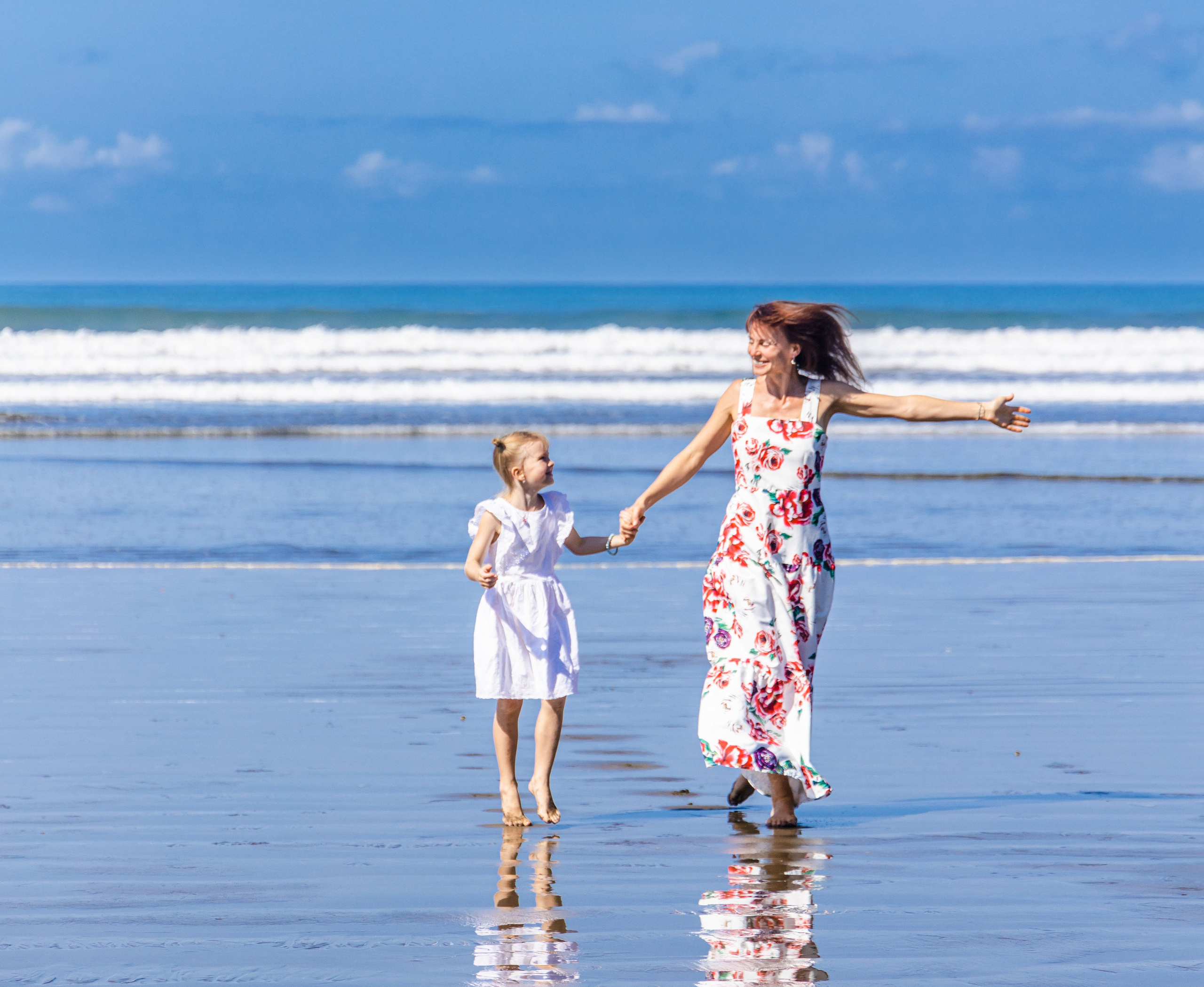 Ocean vibe with Tanya & Katya. Family, portrait, content photo in Costa Rica Evgeniya Besprozvannykh