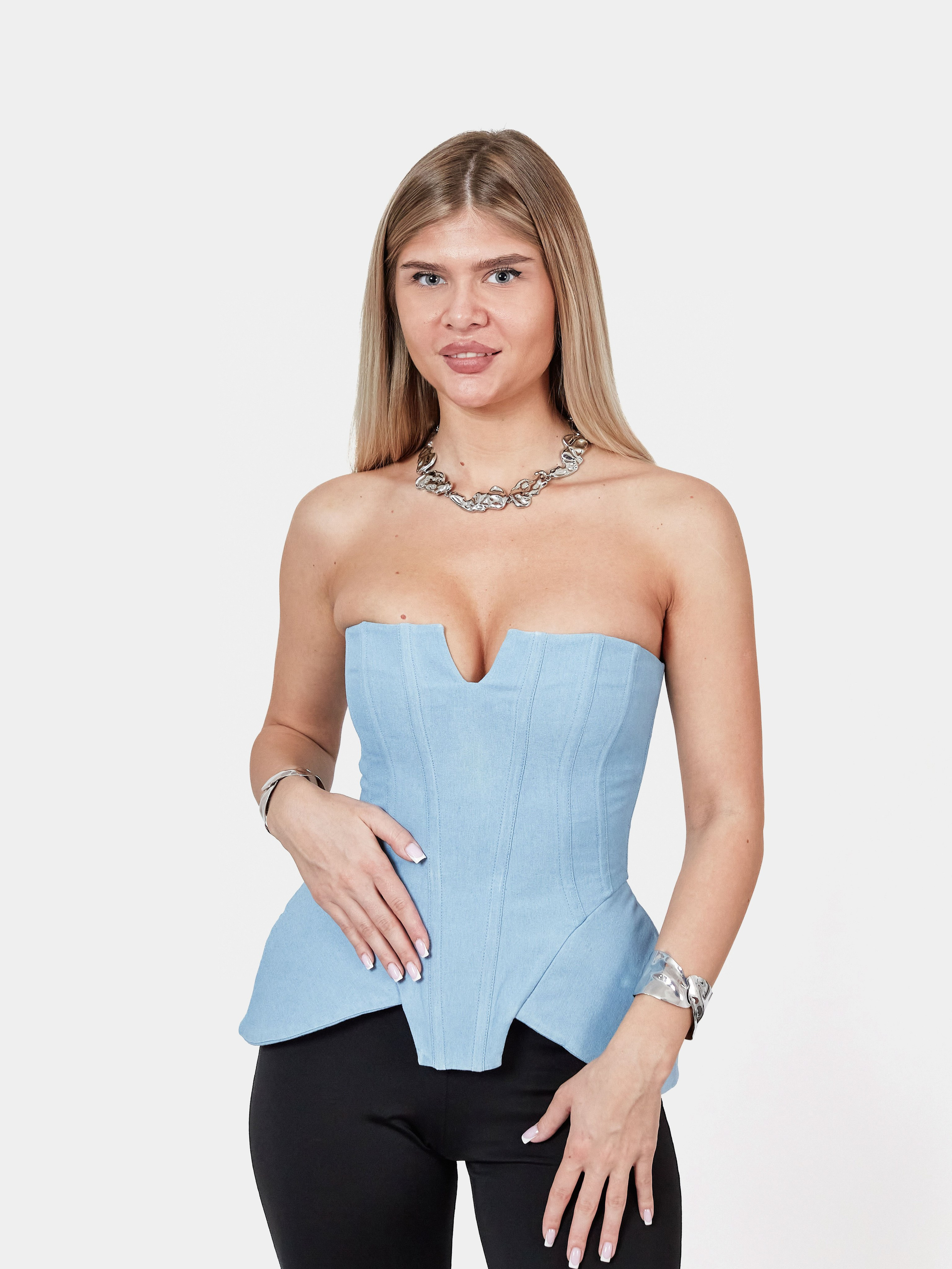 Фотосъемка с моделью на белом фоне. Коммерческий фотограф в Москве Павел Володин