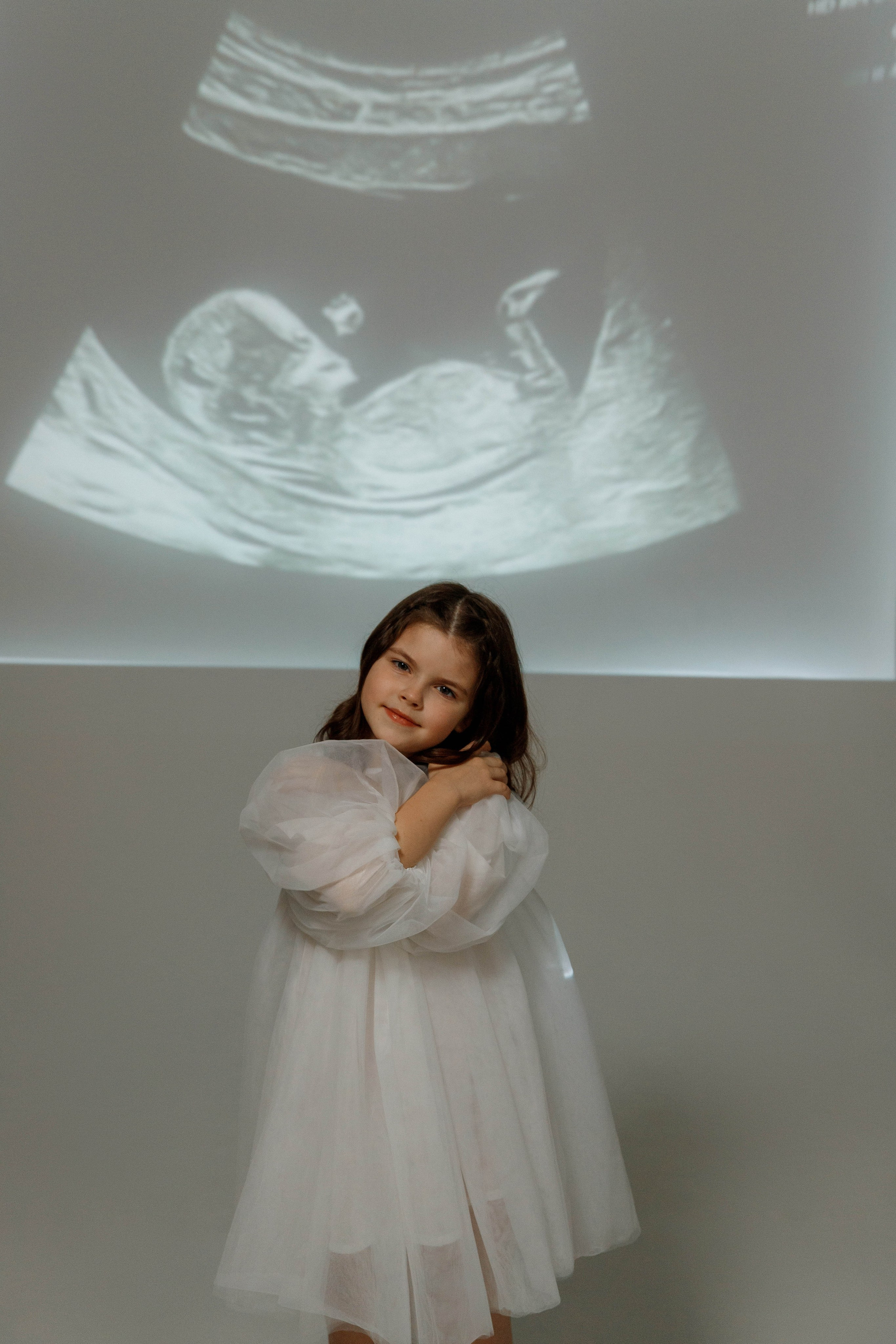 Фотосессия беременности в студии с проектором. Фотограф Александра Сыщенко