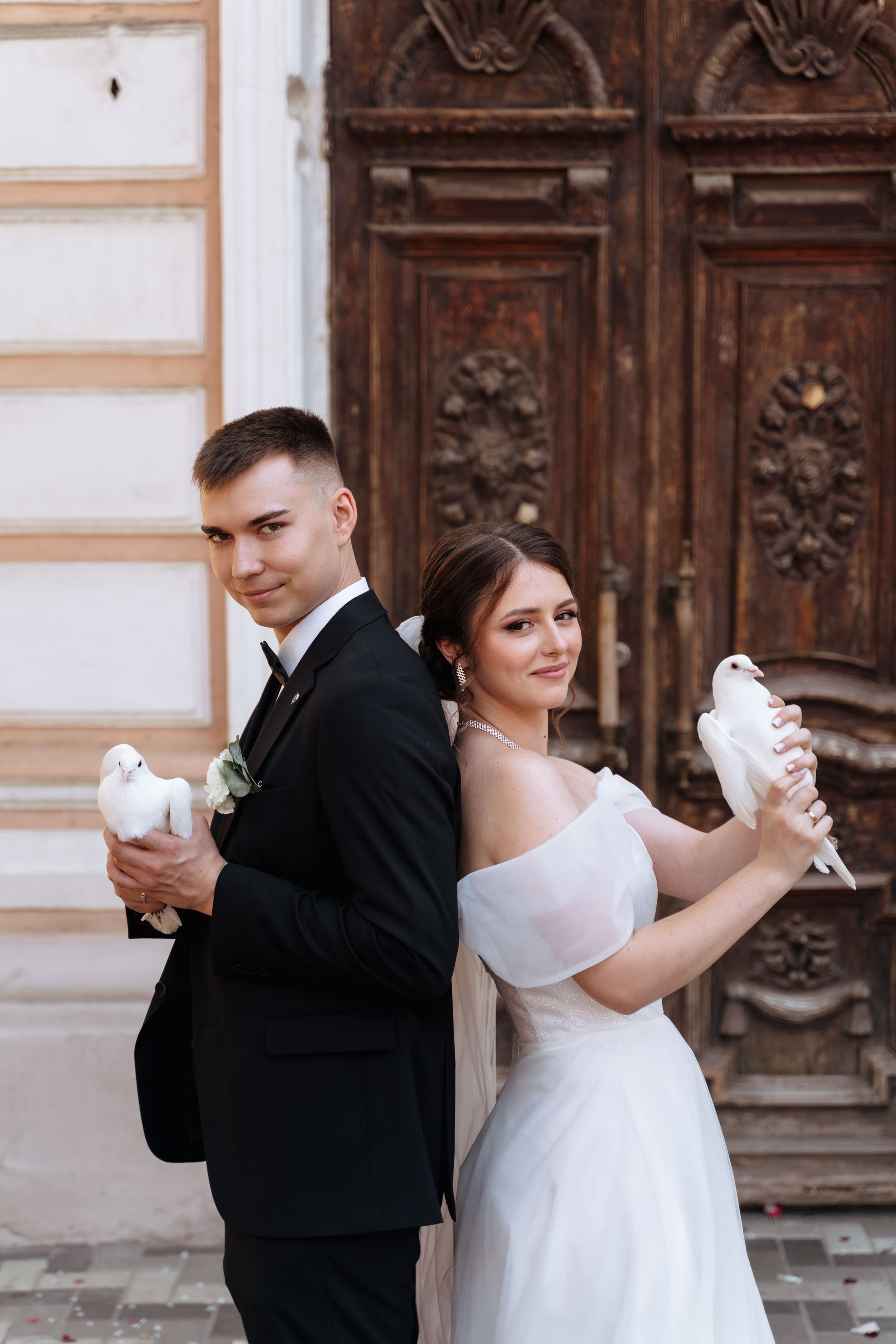 фотосессия жениха и невесты возле ЗАГСа города Новочеркасск, жених и невеста выпускают голубей