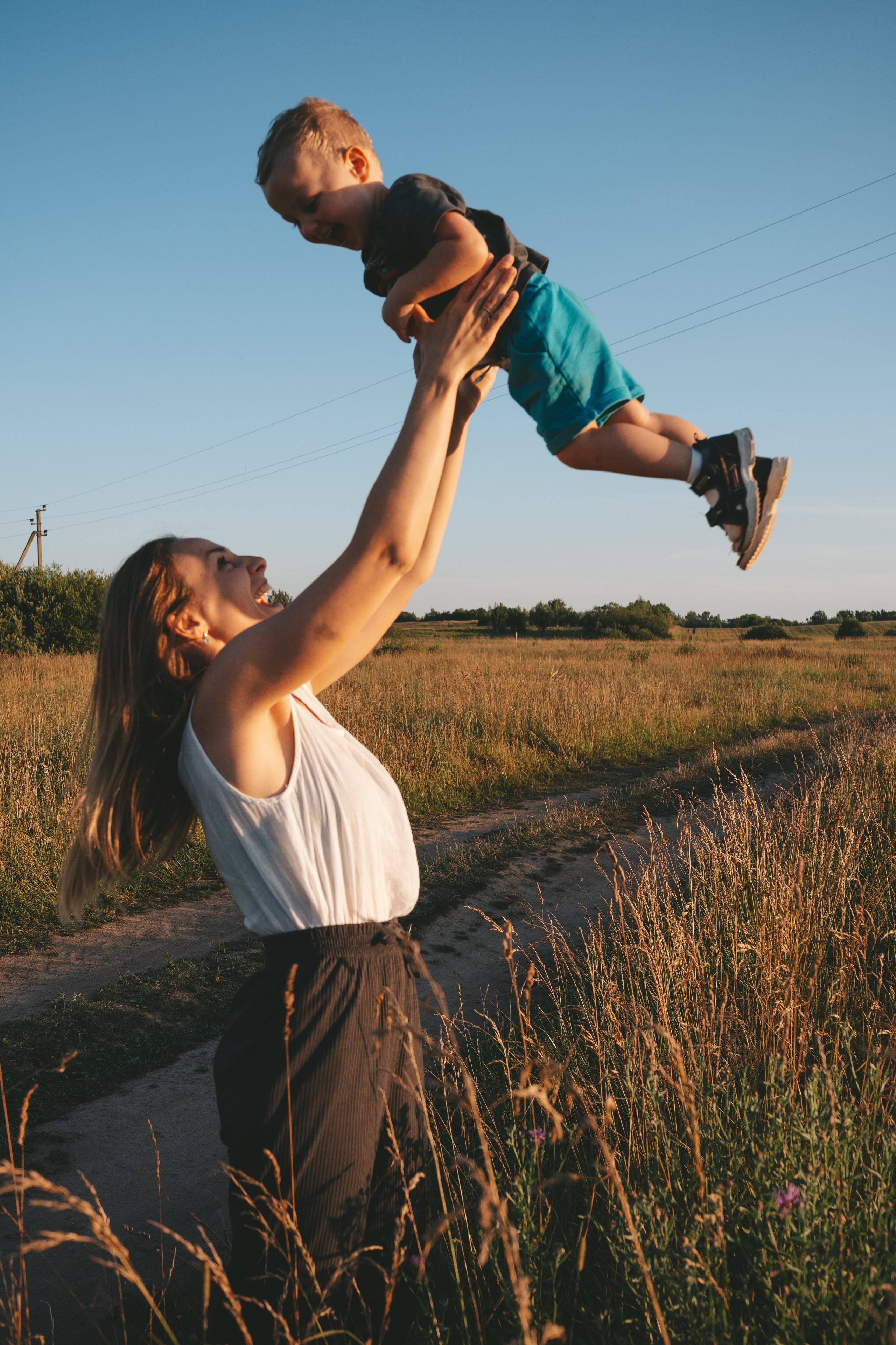 Семейная съемка в поле с ребенком: мама и сын. Фотограф Екатерина Канчалаба