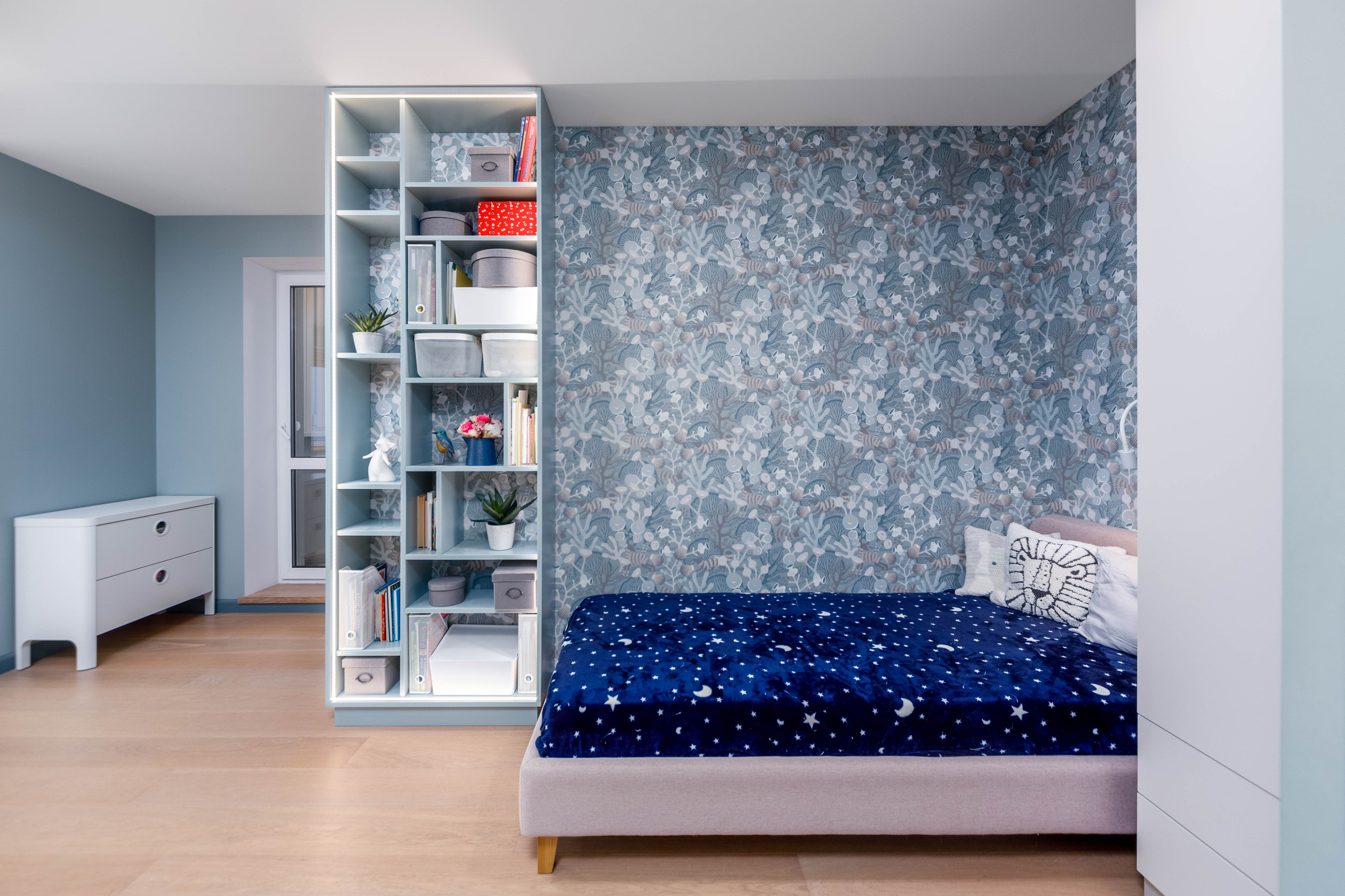 Детская кроватка и шкаф в спальне