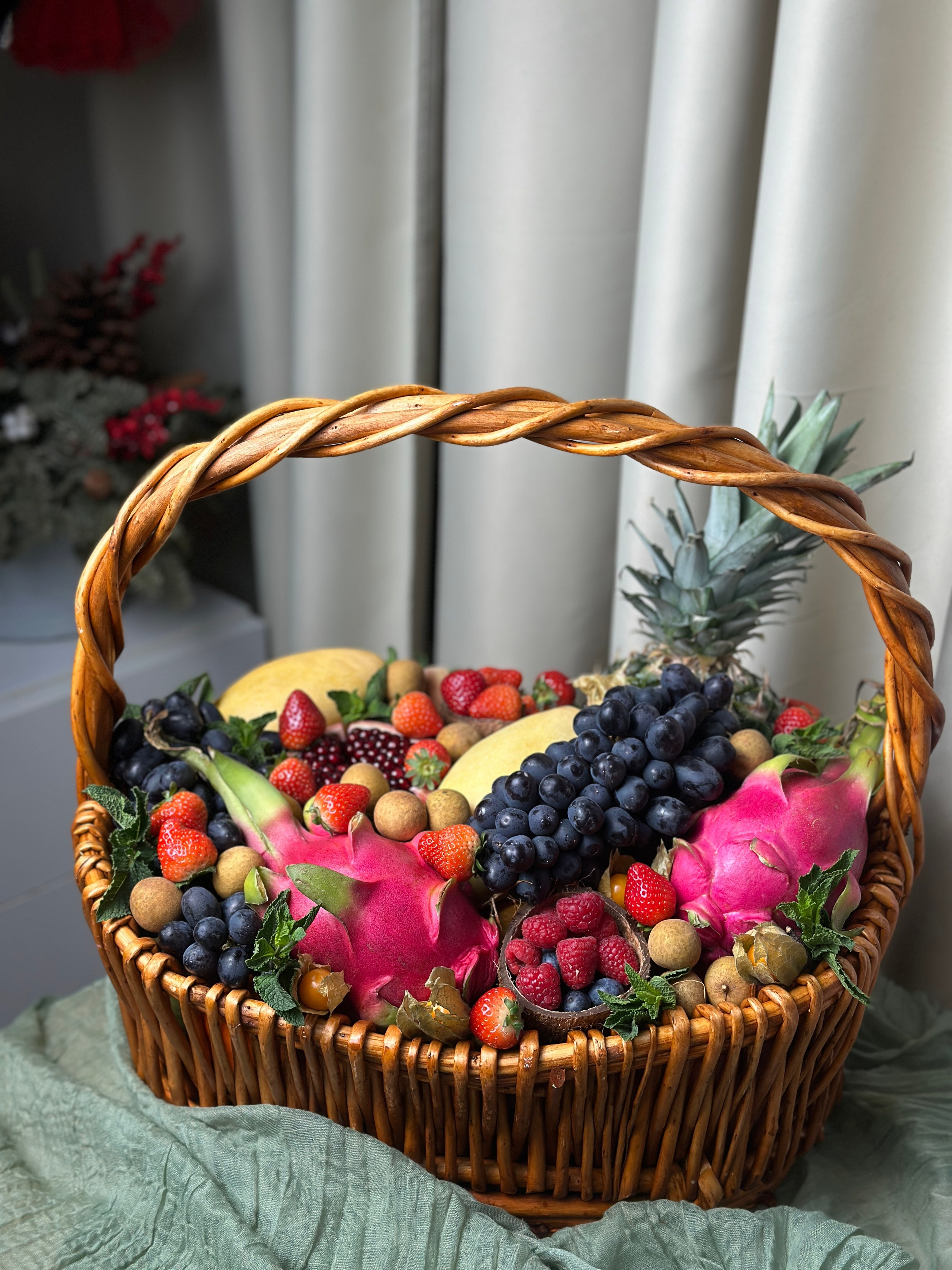 Корзины. Выездной кейтеринг, съедобные букеты, торты и сладости на заказ