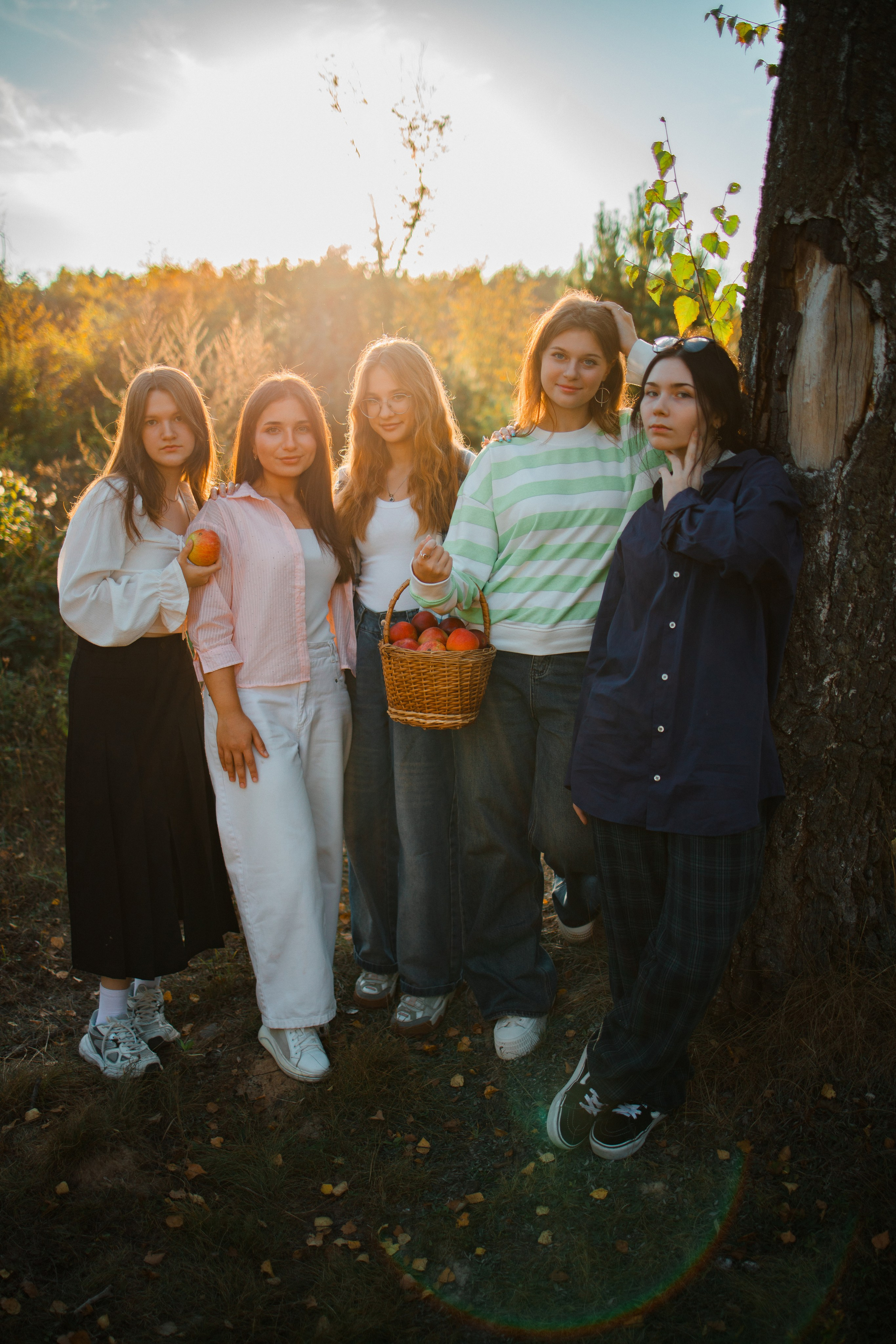 Осенняя фотосессия для выпускных альбомов 11 классов в Тарусе 2025 год. Выпускные альбомы в Серпухове