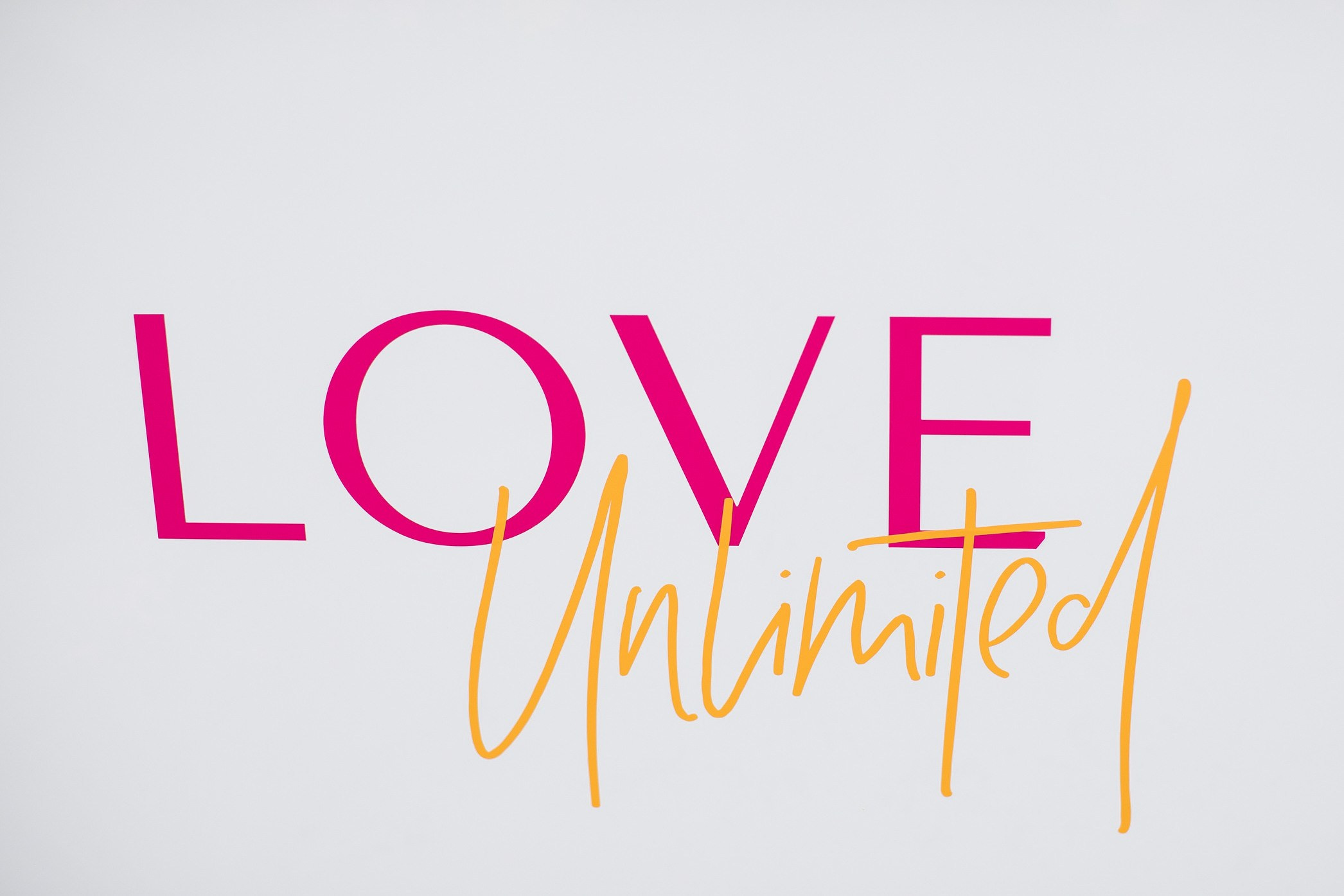 HOLDING_OUT_OF_THE_HERO. Wedding photographer in Europe