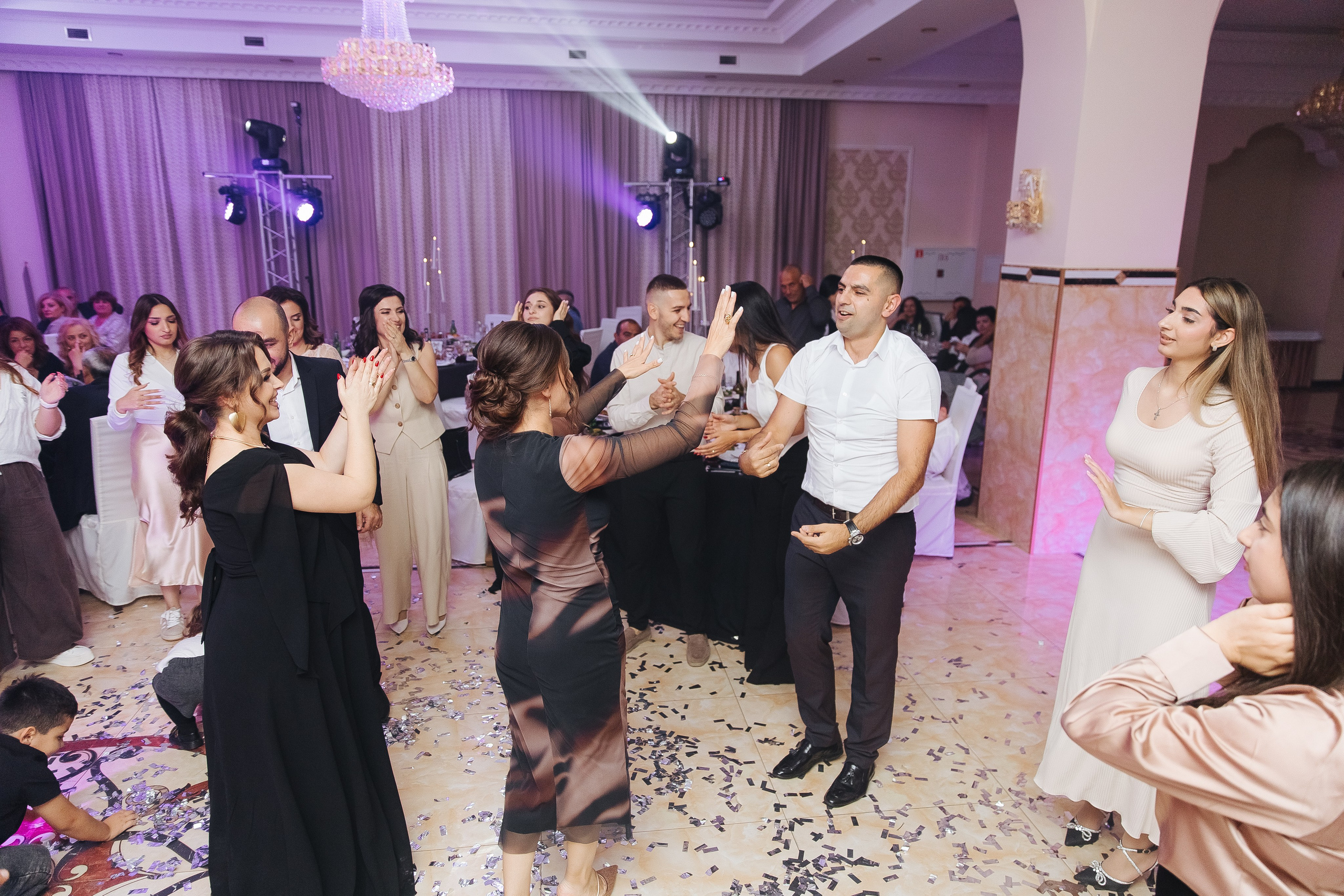 Ани и Назели. 35&5 День рождения, «Янтарь». Фотограф в Красноярске Надежда Воскресенская