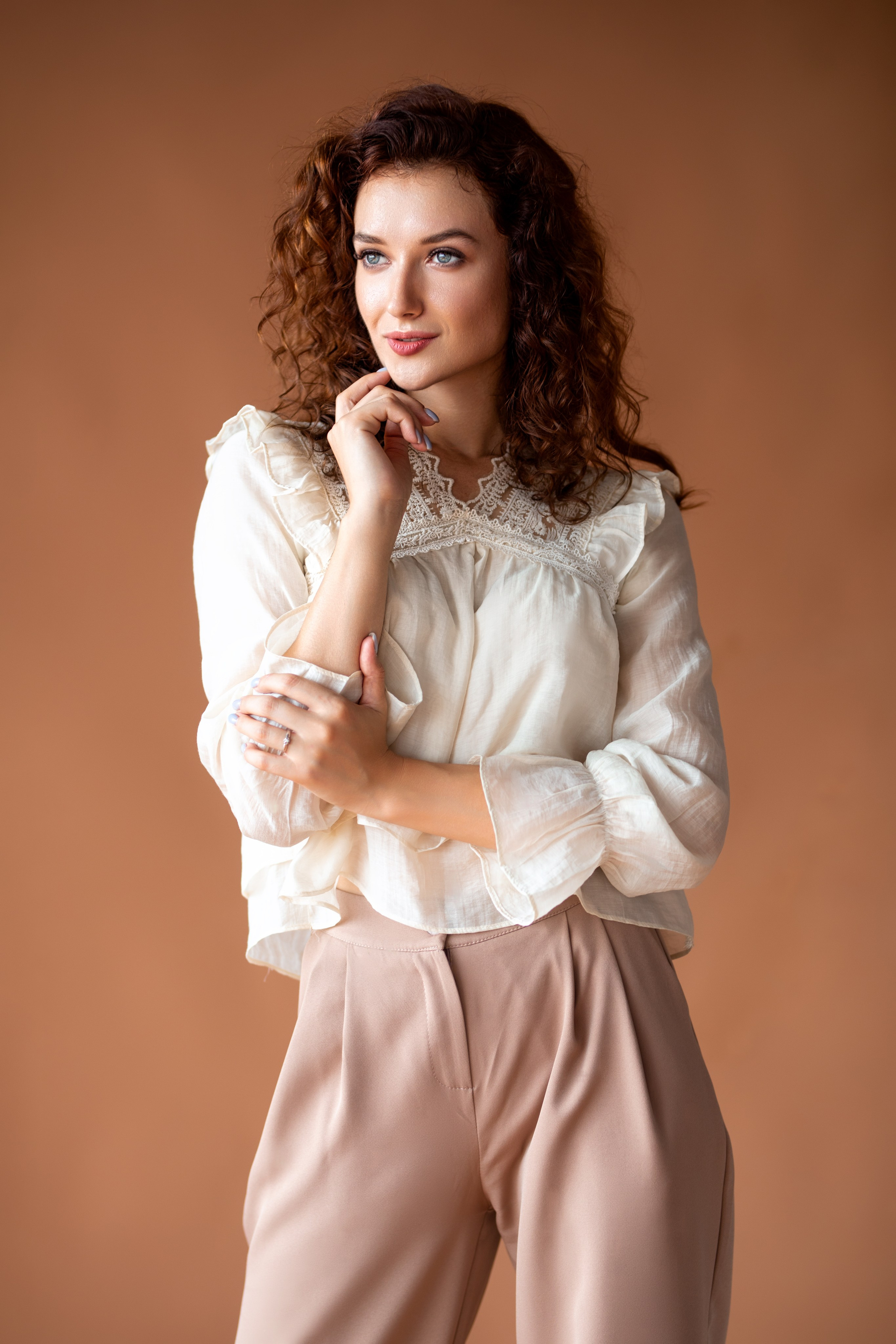 Фотосет с Анастасией в студии с минимальным интерьером в формате для «себя»