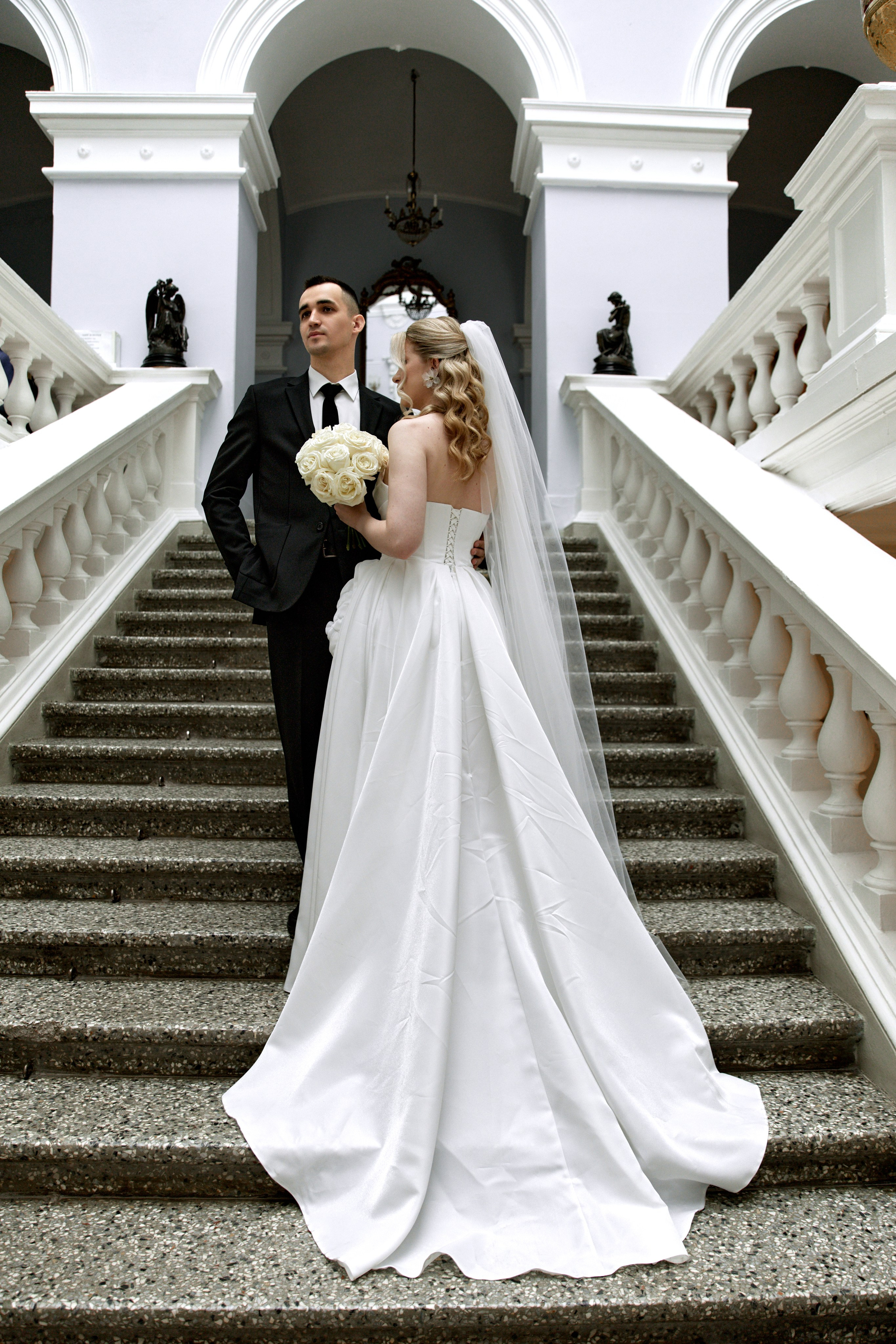 Жених и невеста на лестнице Краеведческого музея Ульяновска. Свадебный фотограф Орешина Елена