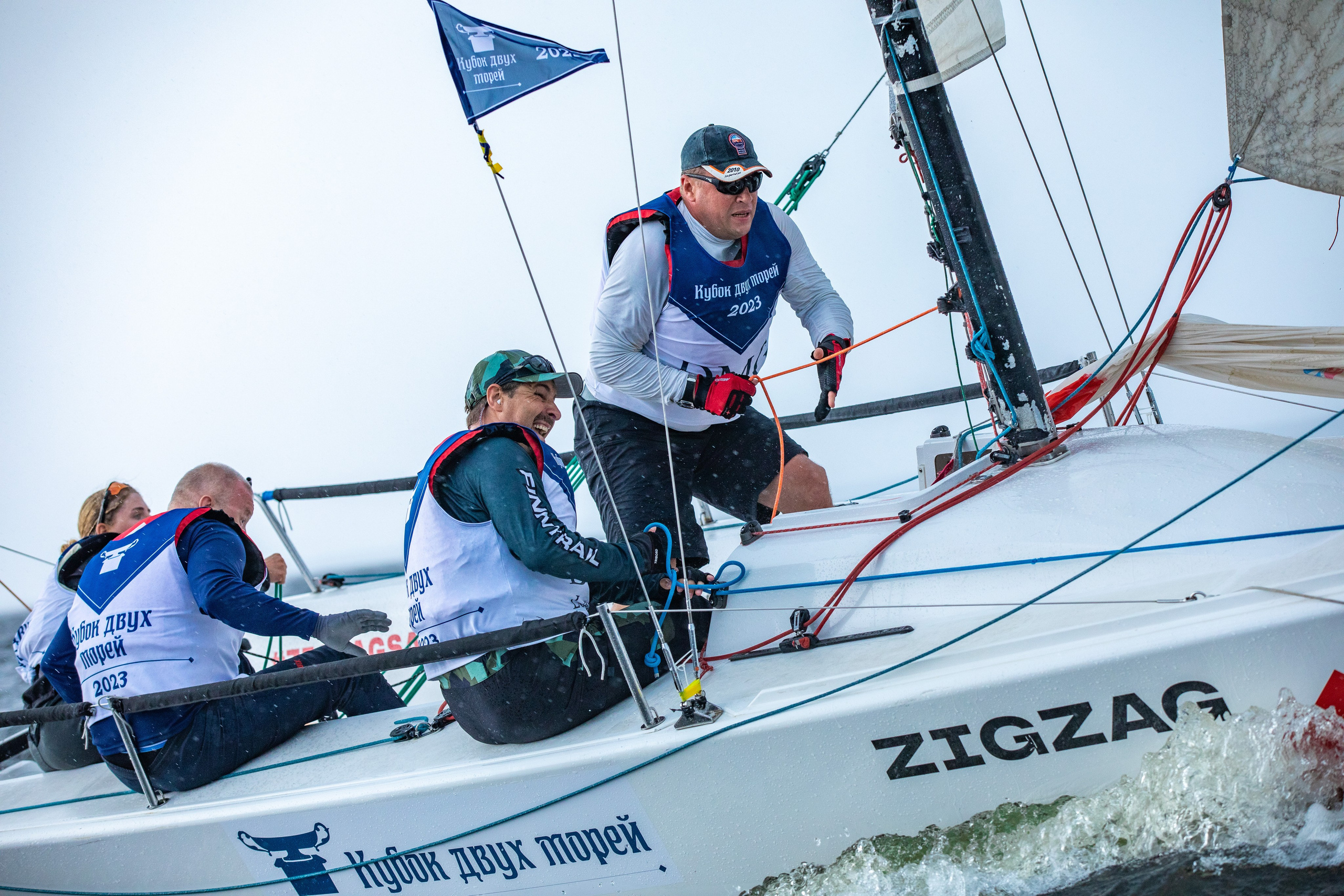 Участники корпоративной регаты на парусных яхтах.