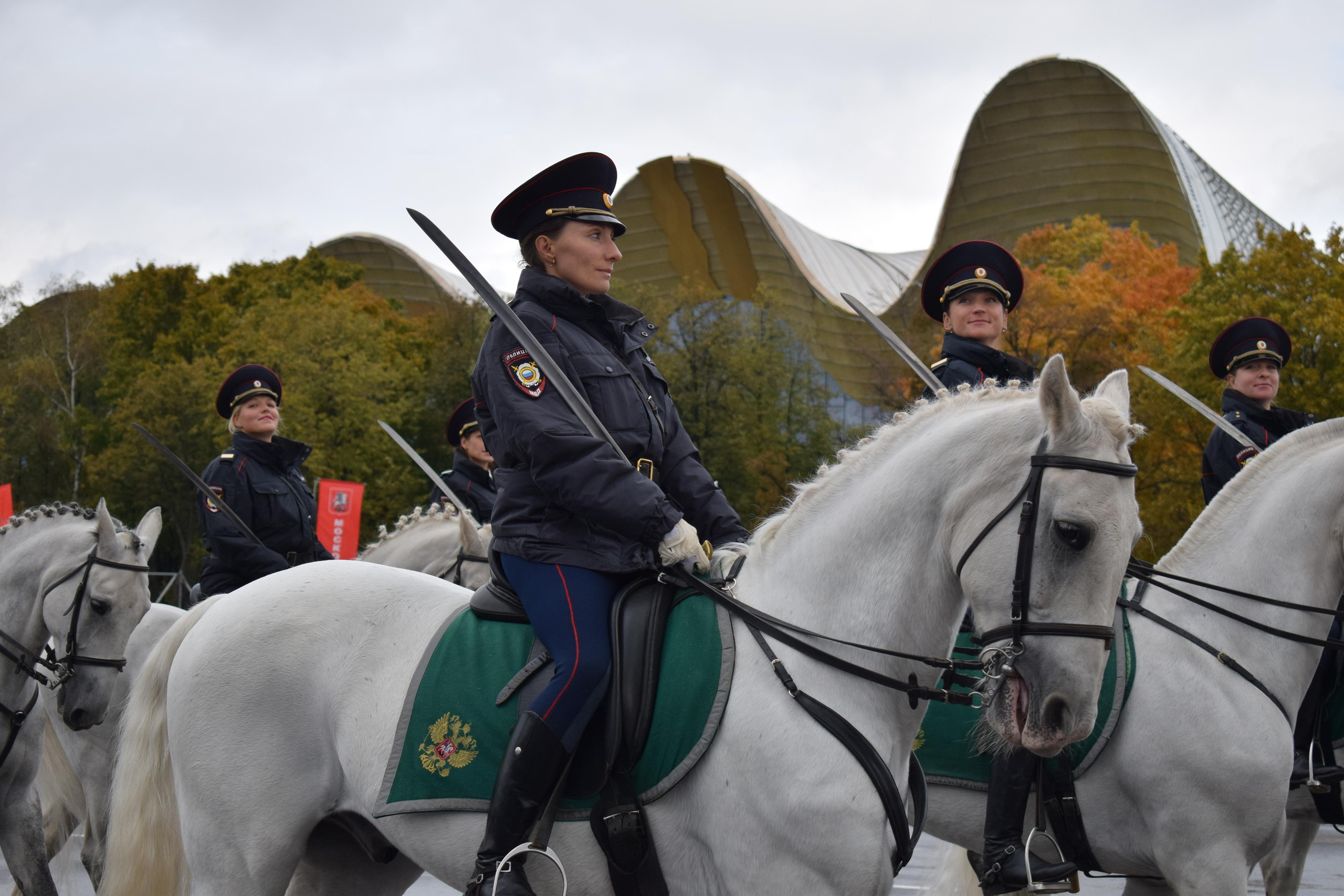 Спортивный парад полиции. «Фотографии в журналах: максимум жизнеподобия, минимум жизни. "