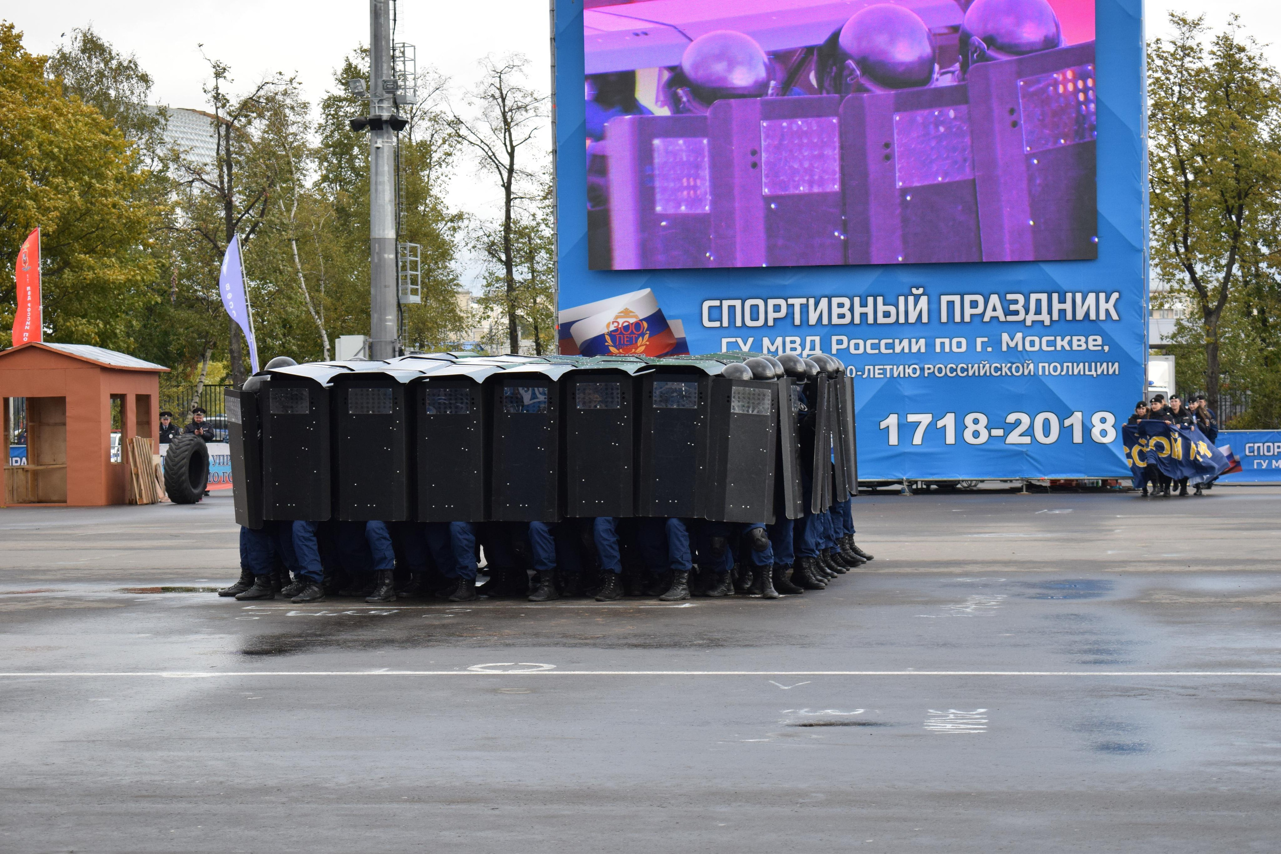 Спортивный парад полиции. «Фотографии в журналах: максимум жизнеподобия, минимум жизни. "