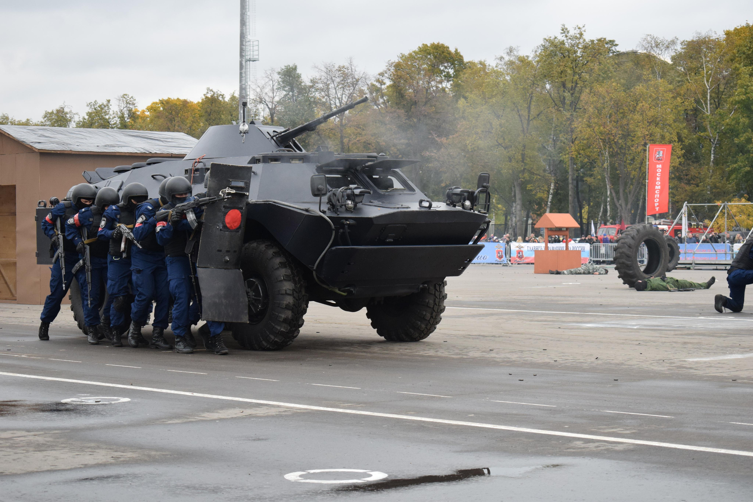 Спортивный парад полиции. «Фотографии в журналах: максимум жизнеподобия, минимум жизни. "