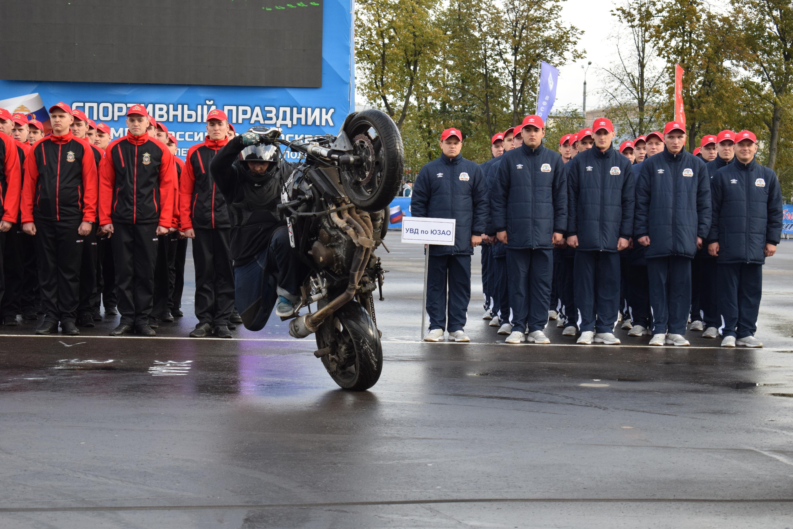 Спортивный парад полиции. «Фотографии в журналах: максимум жизнеподобия, минимум жизни. "