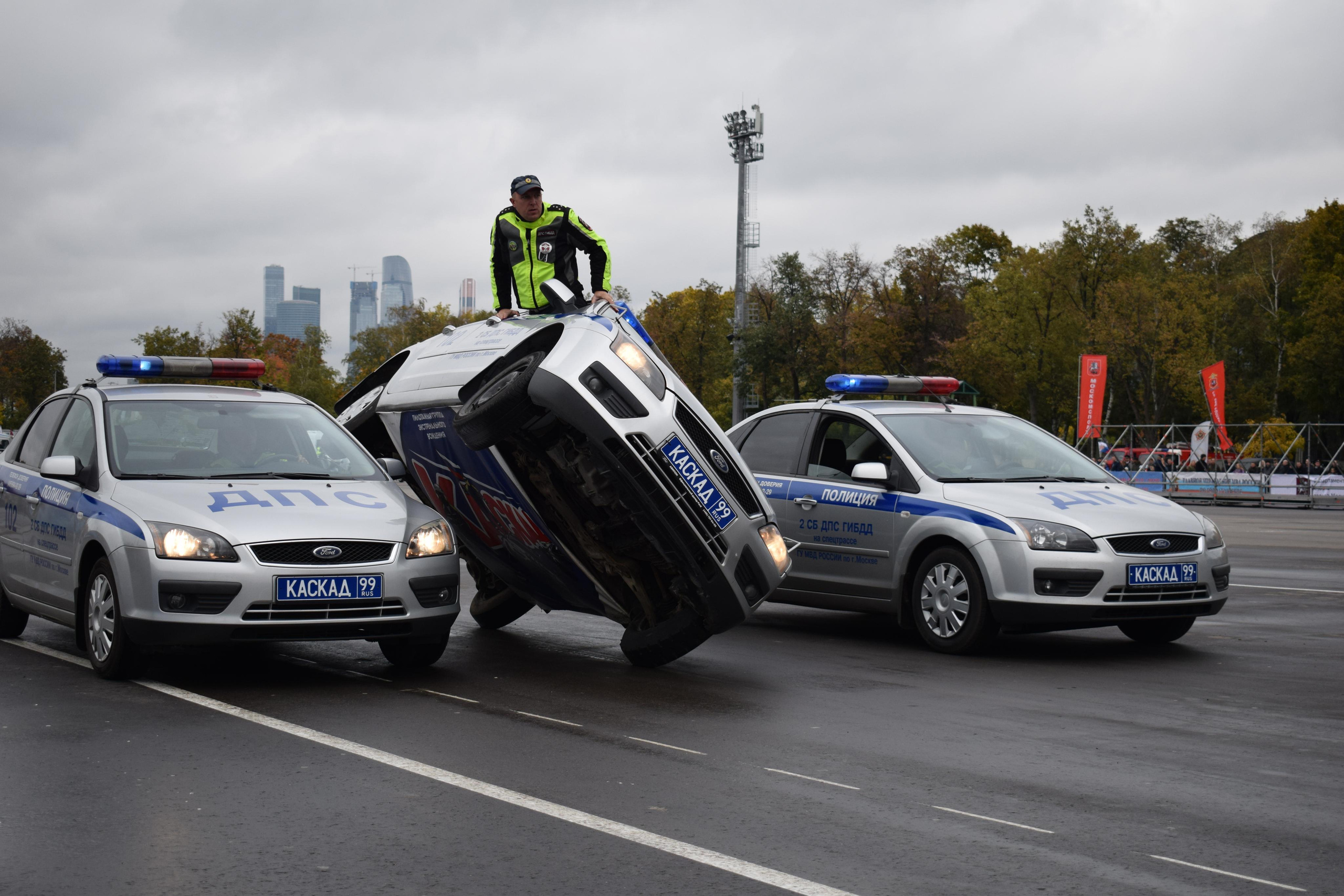 Спортивный парад полиции. «Фотографии в журналах: максимум жизнеподобия, минимум жизни. "