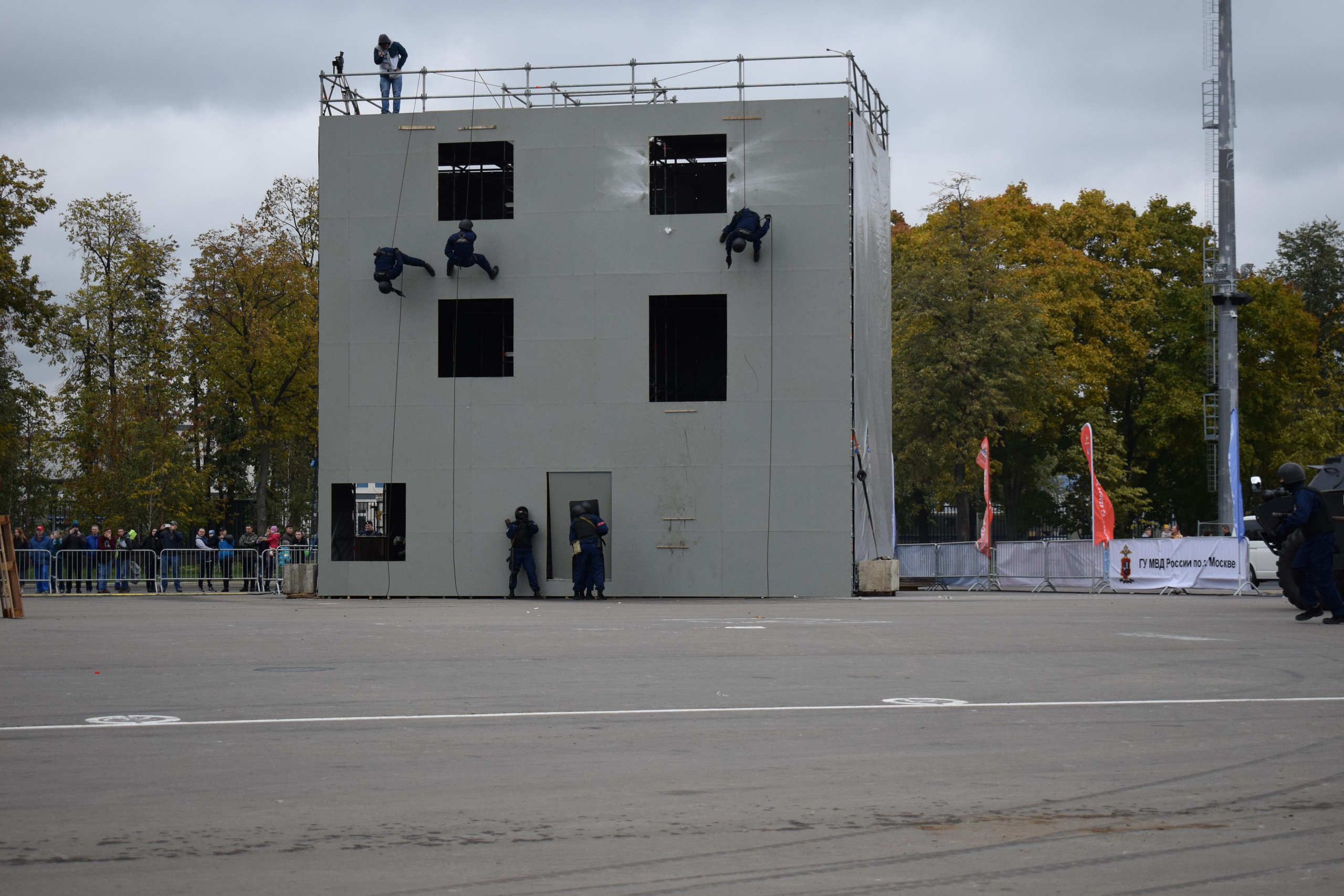 Спортивный парад полиции. «Фотографии в журналах: максимум жизнеподобия, минимум жизни. "