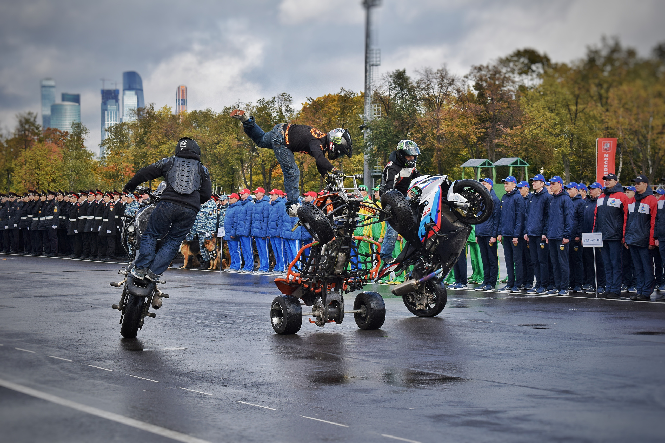 Спортивный парад полиции. «Фотографии в журналах: максимум жизнеподобия, минимум жизни. "