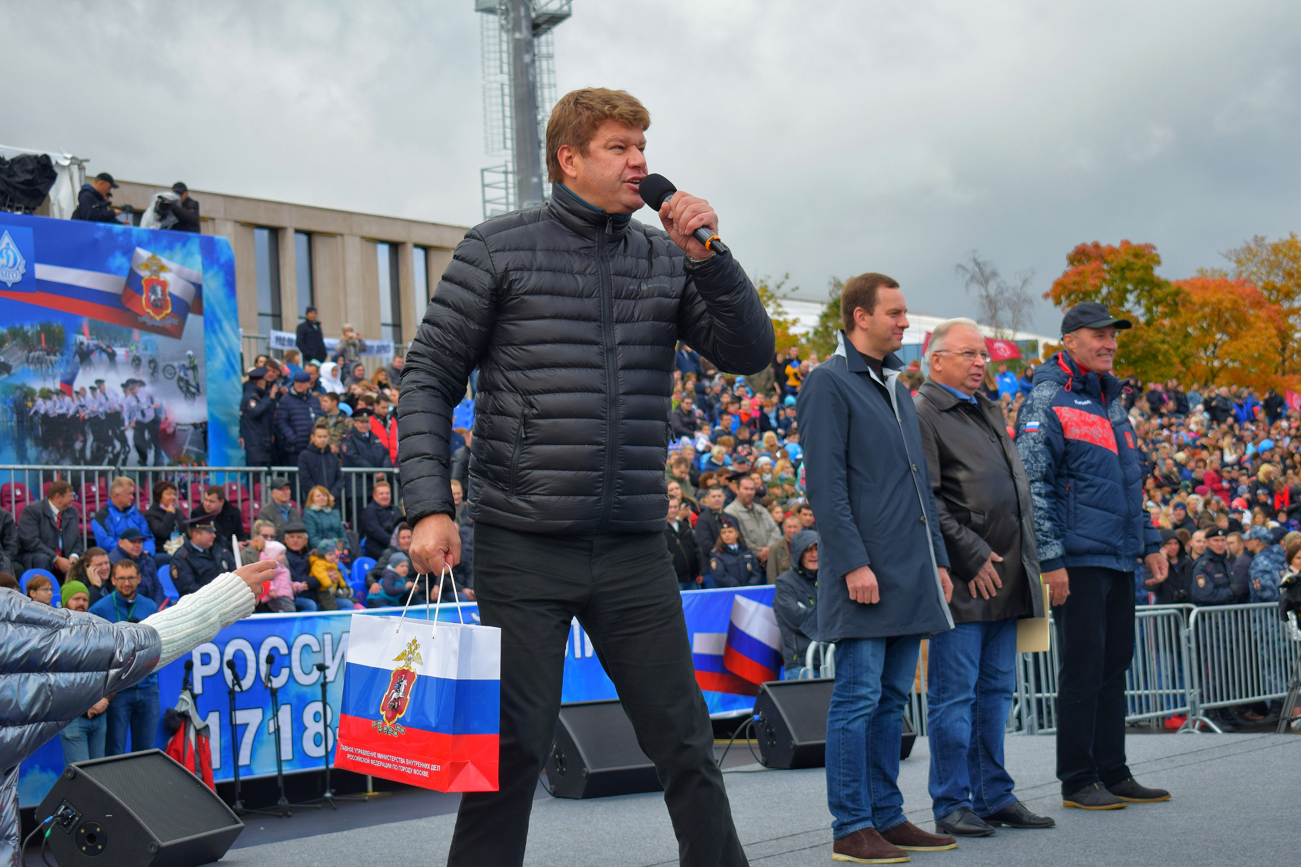 Спортивный парад полиции. «Фотографии в журналах: максимум жизнеподобия, минимум жизни. "