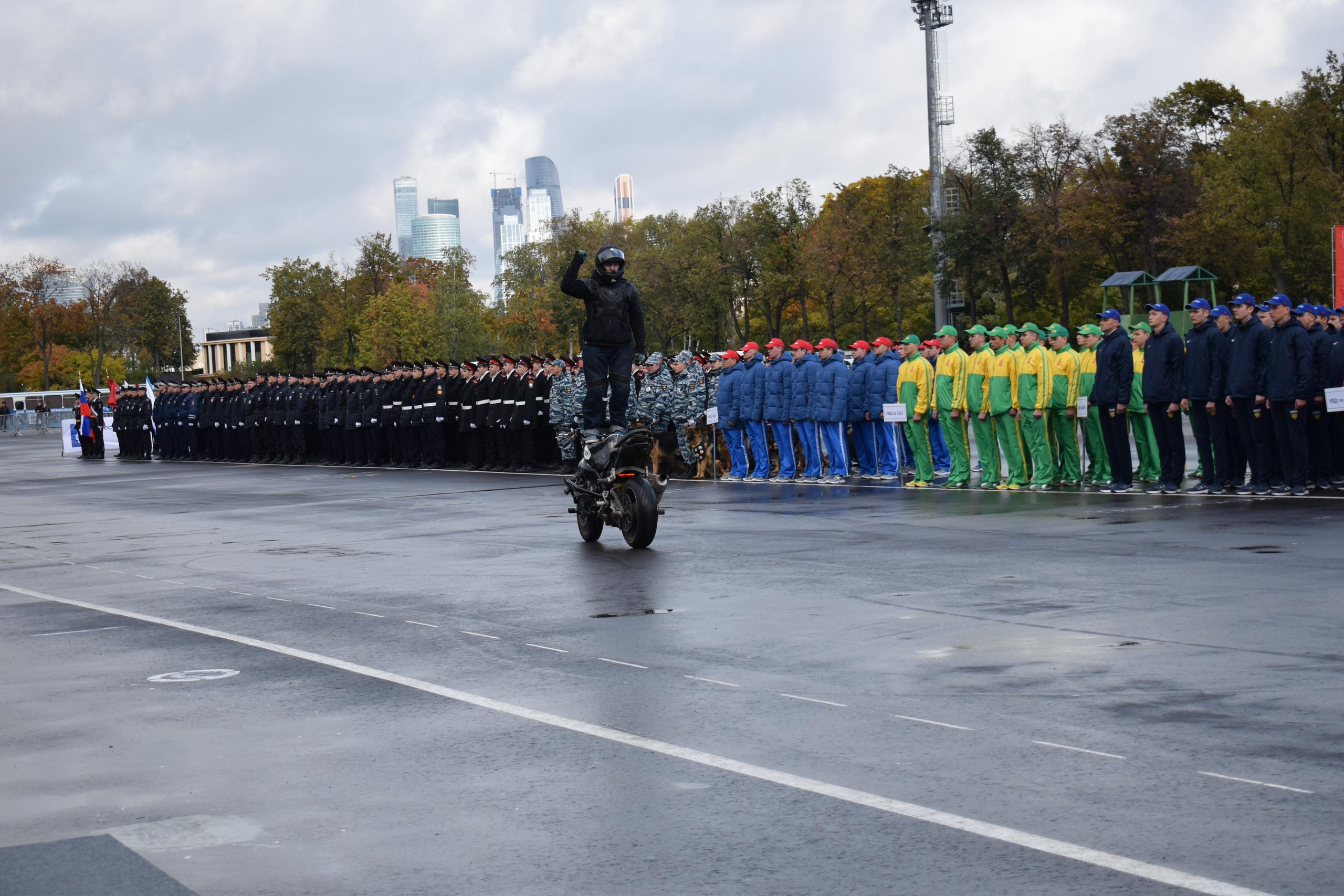 Спортивный парад полиции. «Фотографии в журналах: максимум жизнеподобия, минимум жизни. "