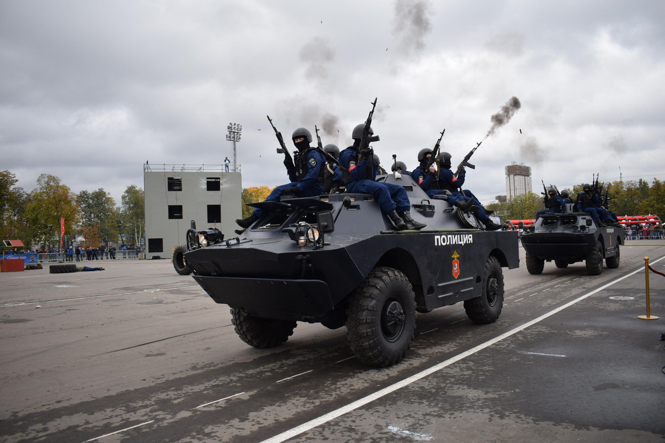 Спортивный парад полиции. «Фотографии в журналах: максимум жизнеподобия, минимум жизни. "