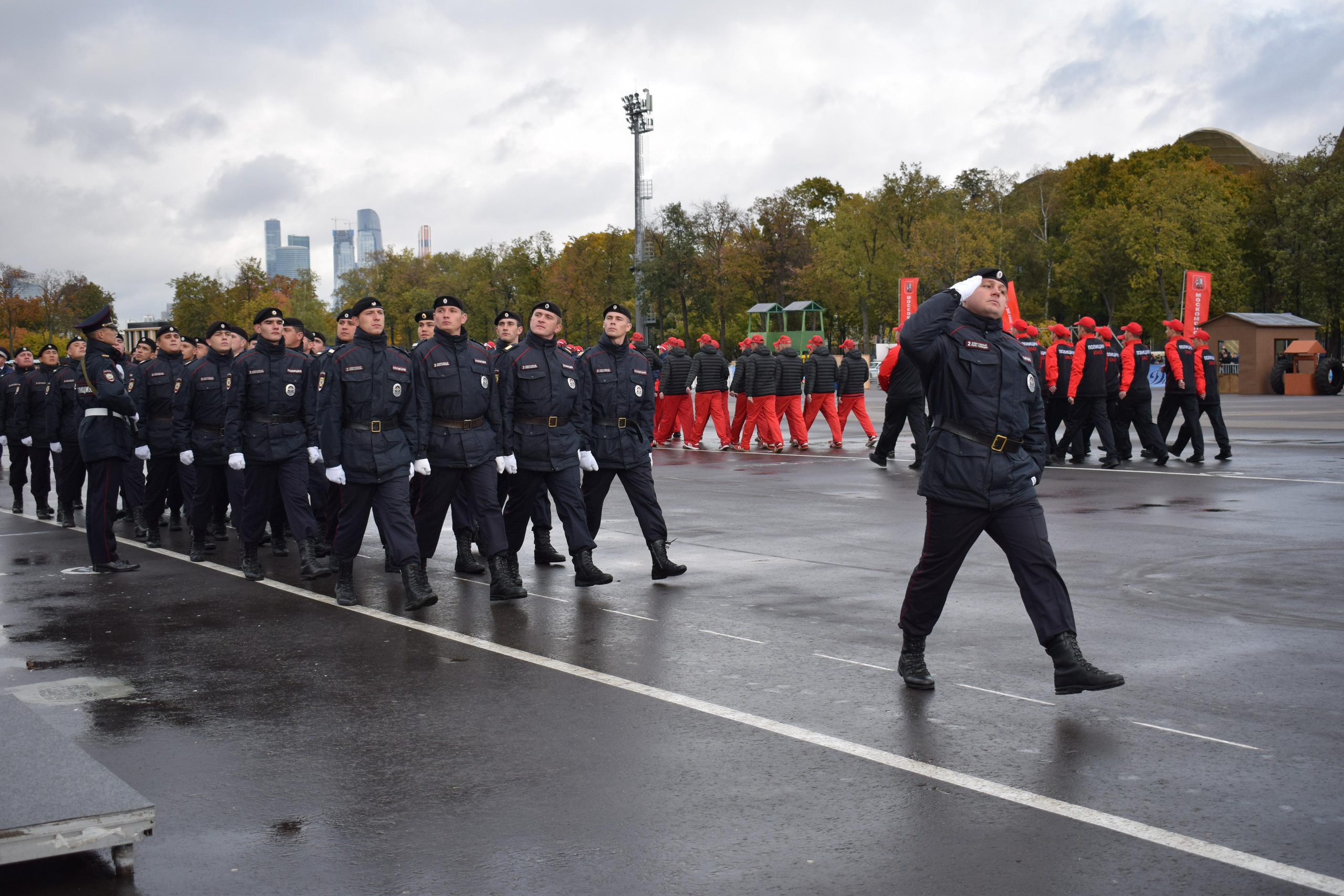 Спортивный парад полиции. «Фотографии в журналах: максимум жизнеподобия, минимум жизни. "