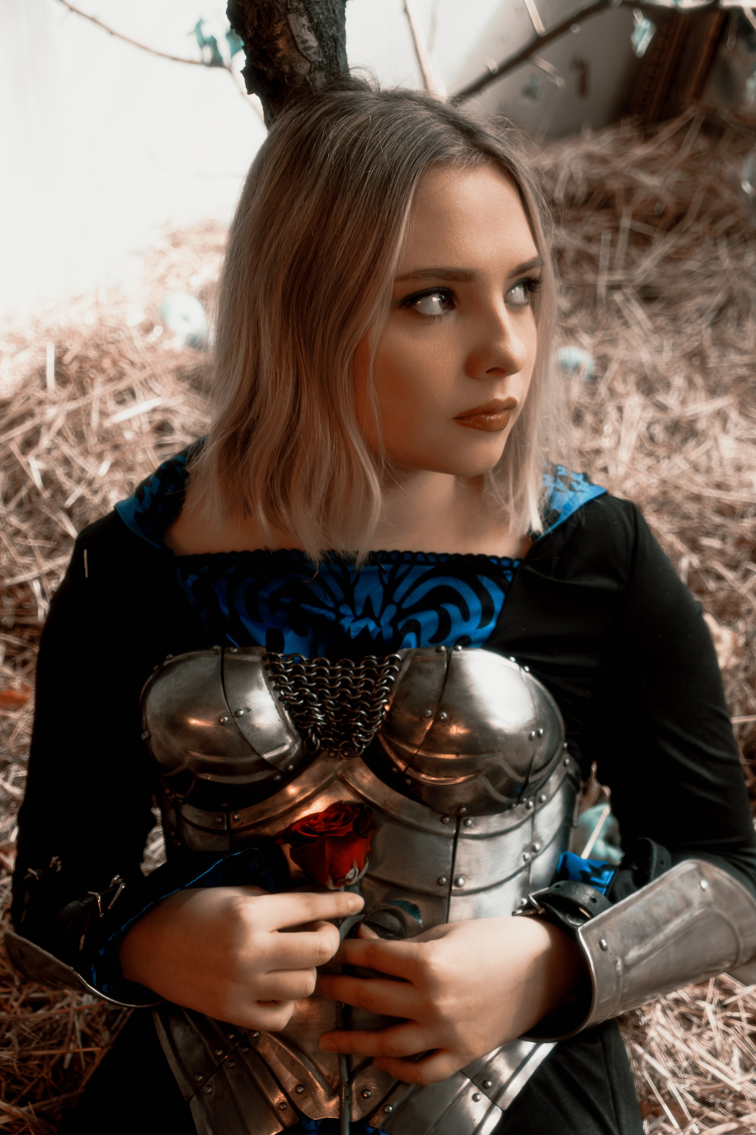 Эпическая съемка девушки-воина в стилизованных доспехах на студийном фоне. Масштабность композиции впечатляет зрителя.