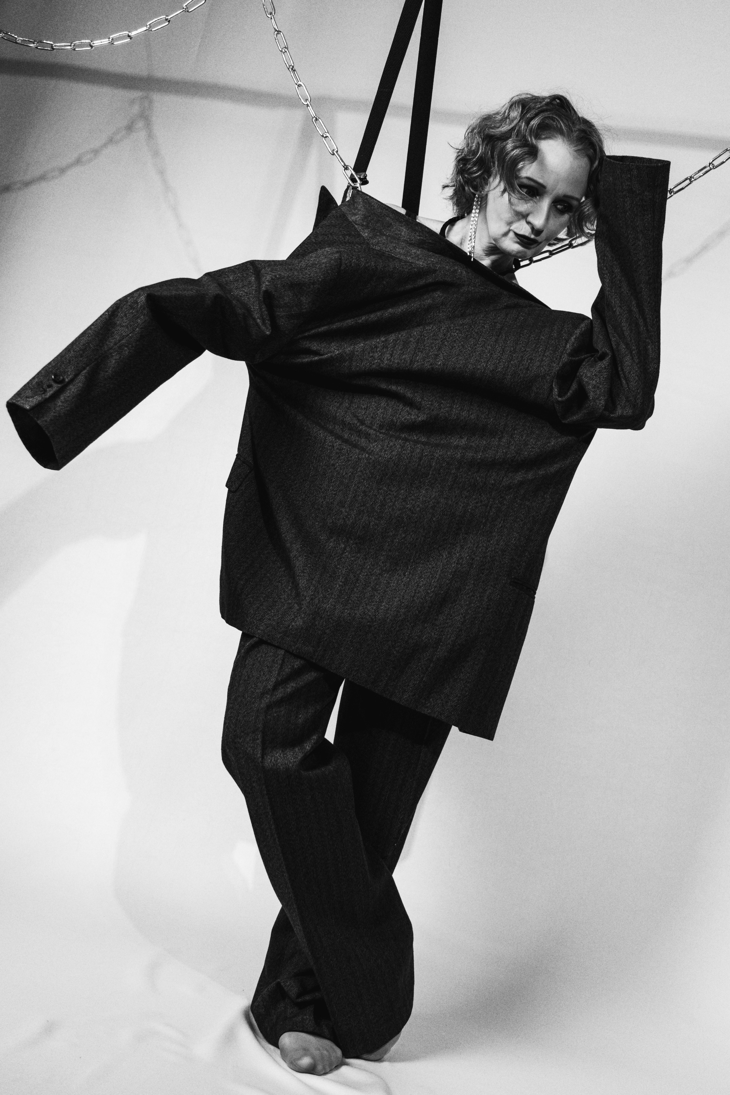 2025-07-13. Анжела и пиджак