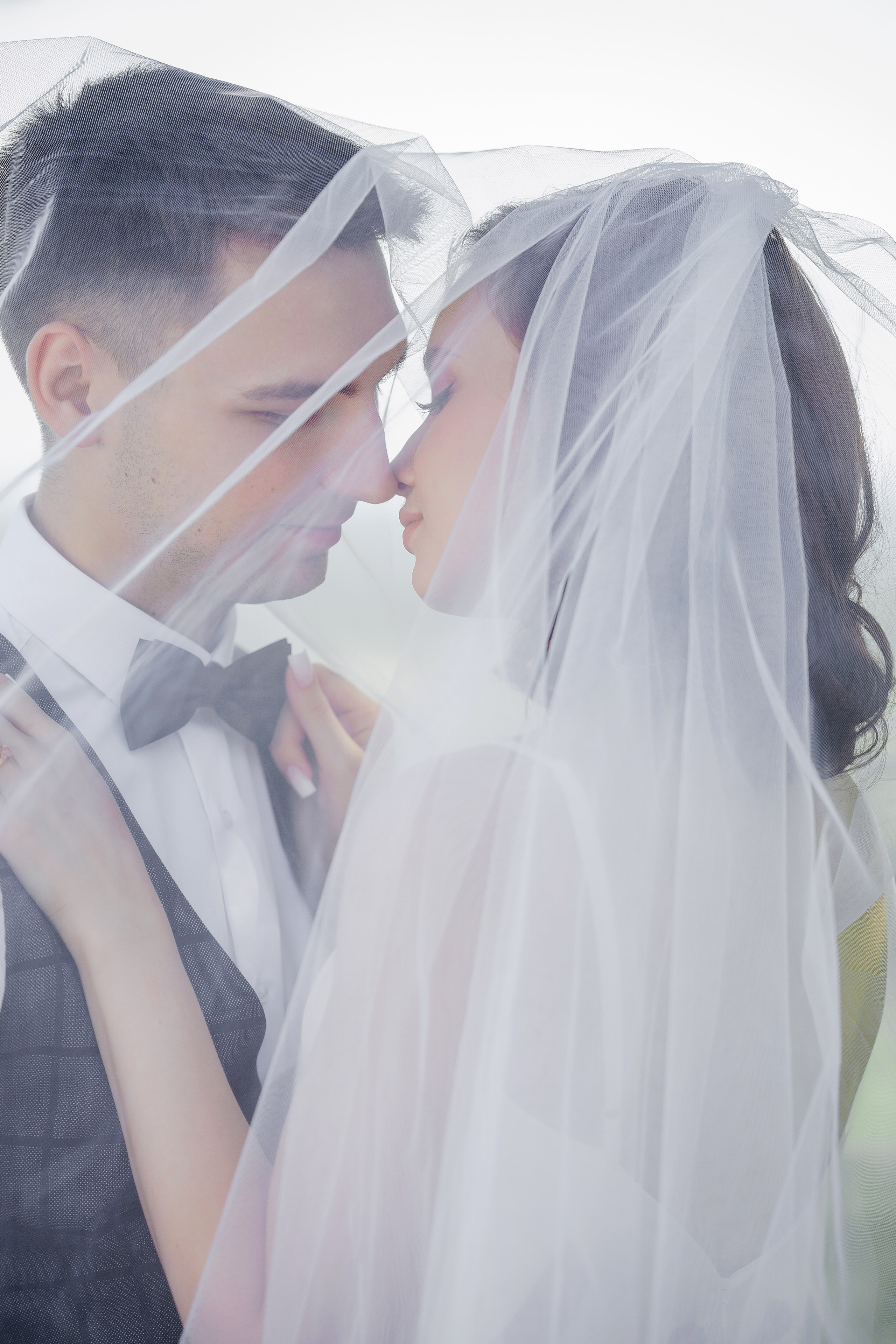 парное фото с фатой на прогулке