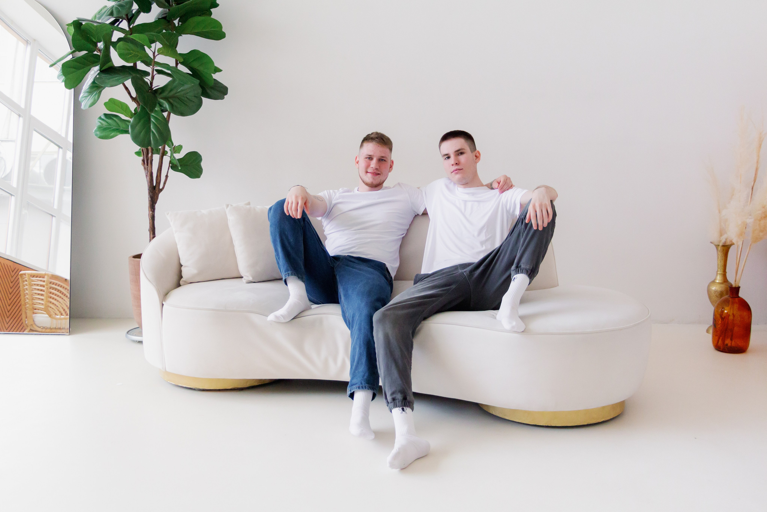 Две сестры. Две семьи. Одна любовь. Семейная фотосессия в студии, Екатеринбург. Фотограф в Екатеринбурге Пойгина Елена