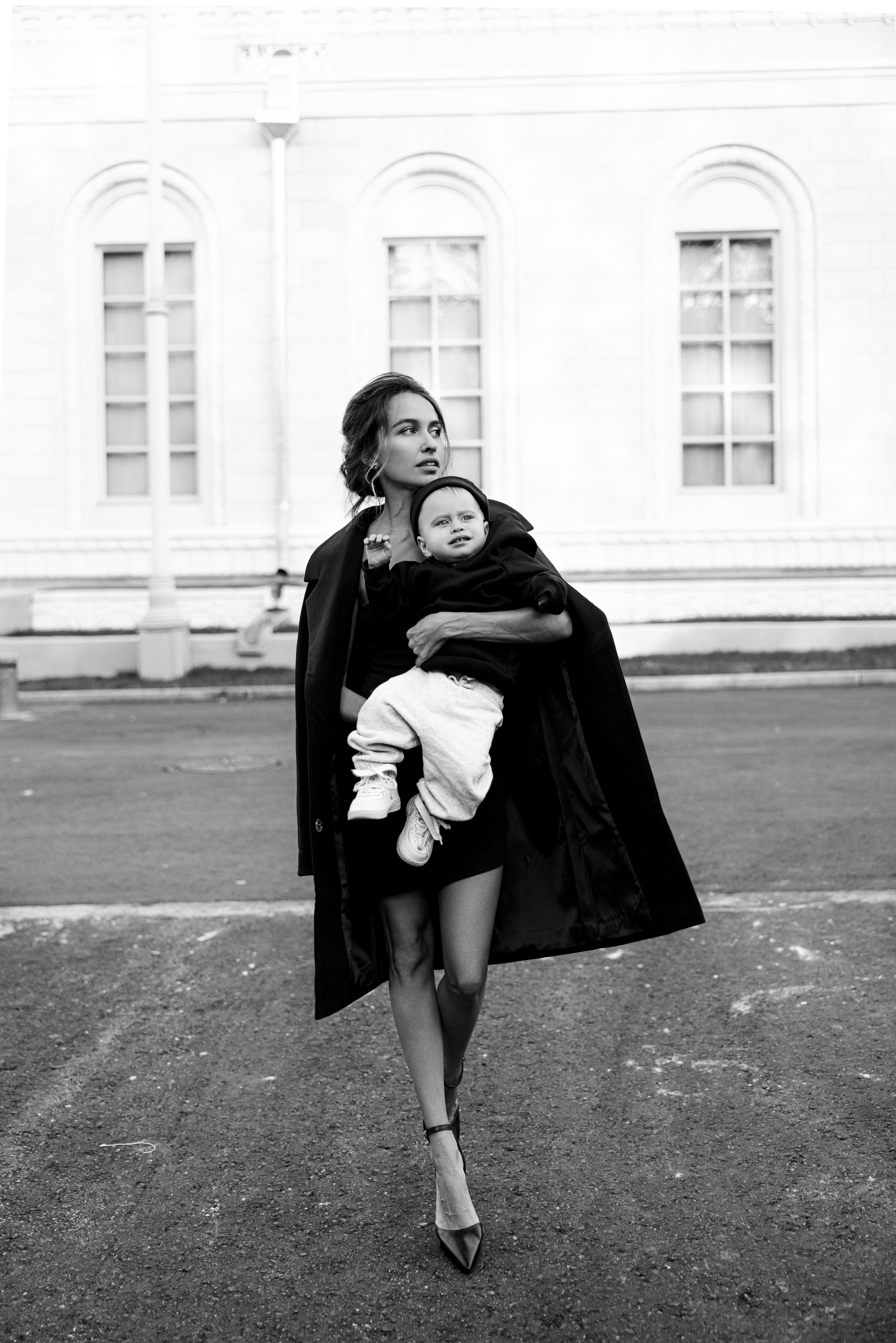 Стильная черно-белая фотография мамы и ребенка, красивая девушка в черном платье чб, чб семейная фотография, Fashion bw photo, фотография на вднх, фотограф в Москве, опытный семейный фотограф, популярный женский фотограф , красивая мама, мамочка на стиле, стройная мама, дорогая фотография 