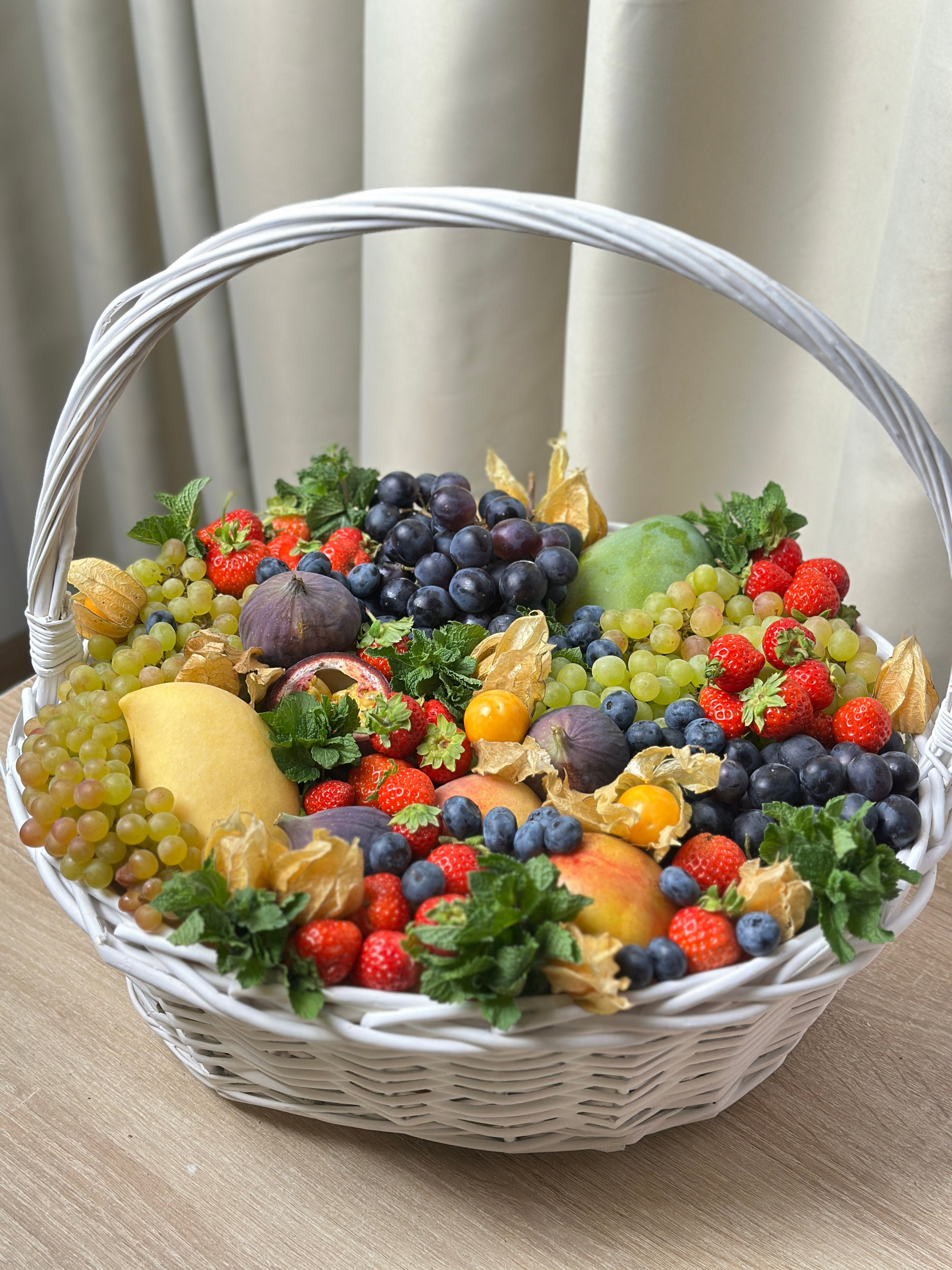 Корзины. Выездной кейтеринг, съедобные букеты, торты и сладости на заказ