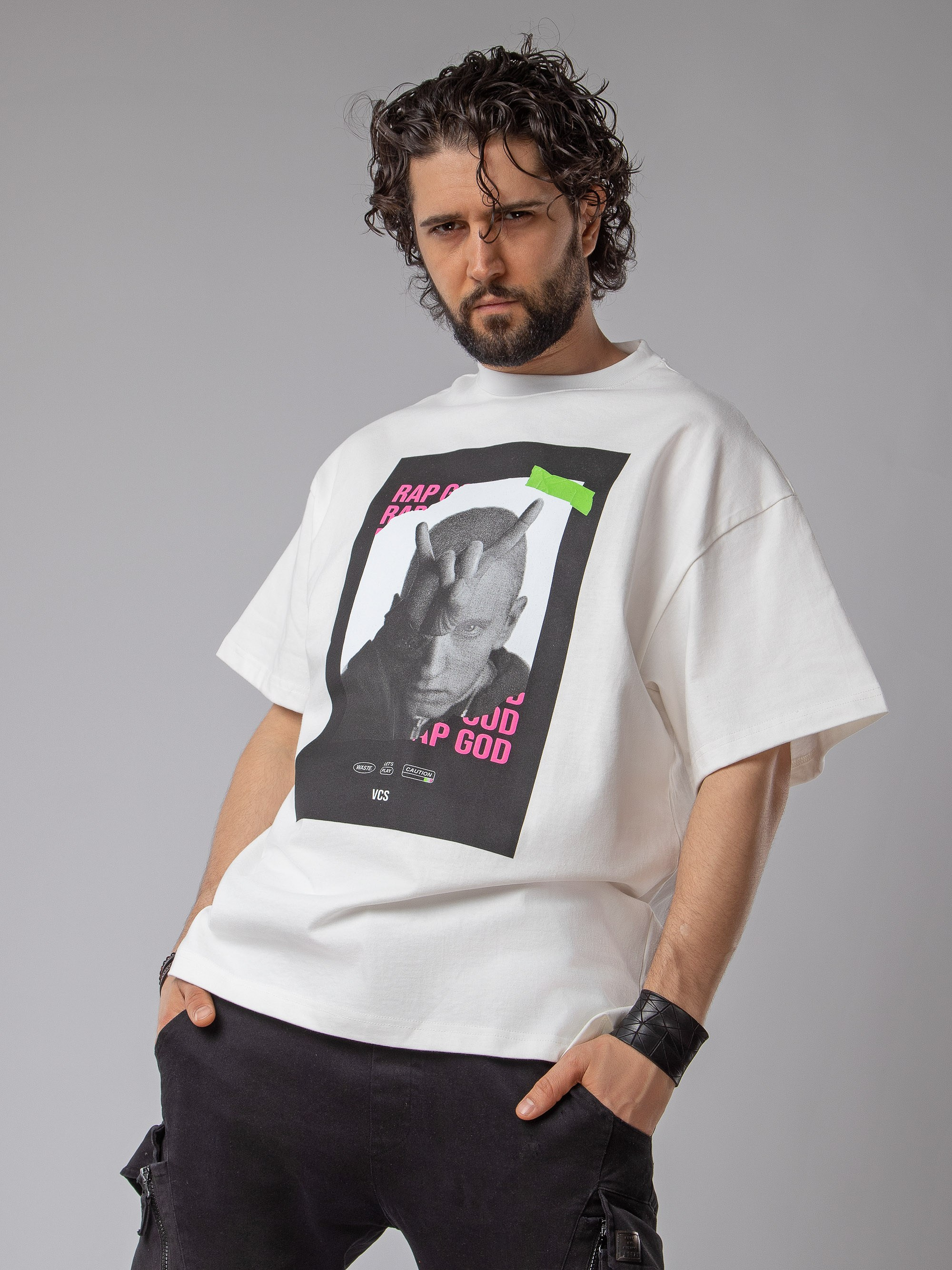 Съемка мужской футболки в студии