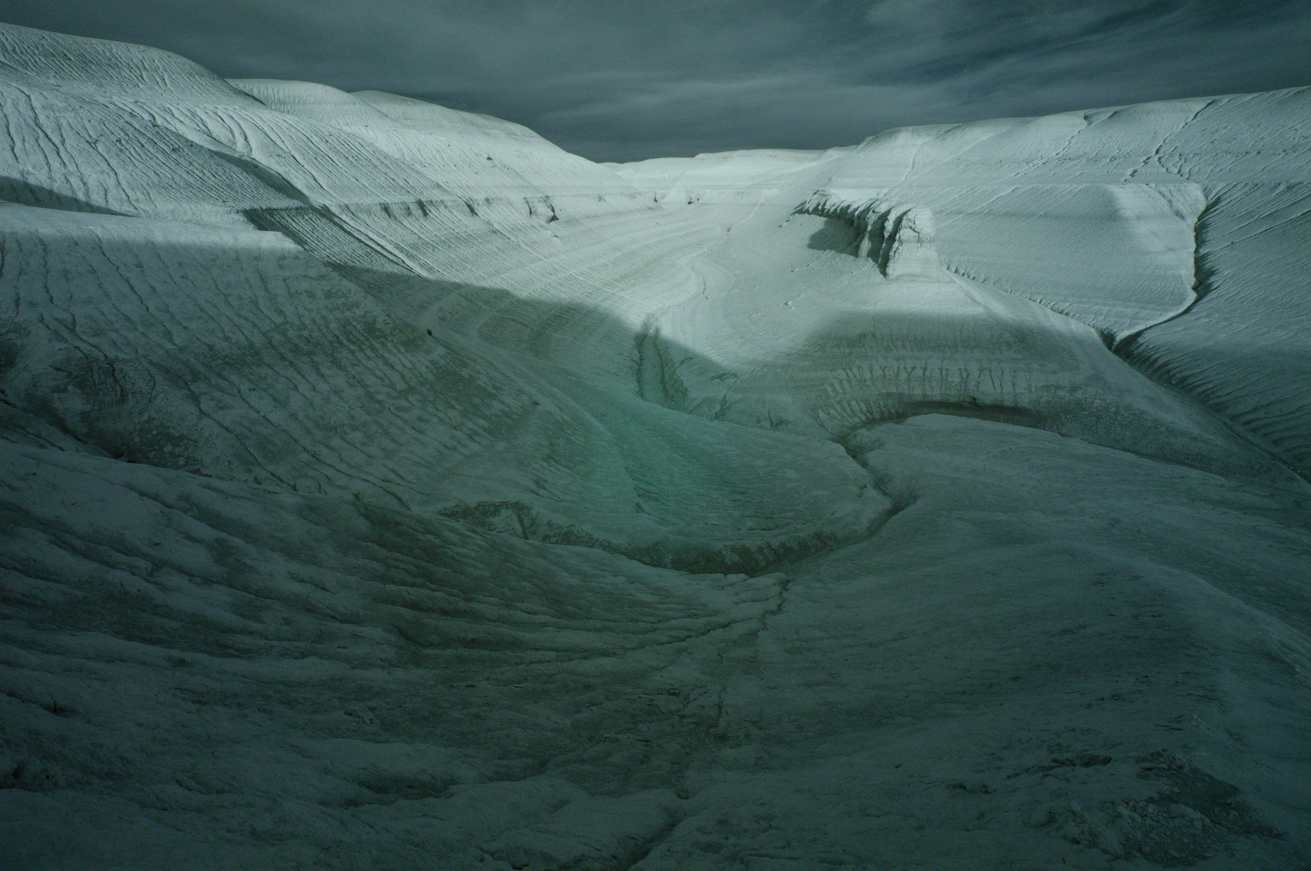 Холмы с трещинами, похожие на Тирамису, на рассвете 