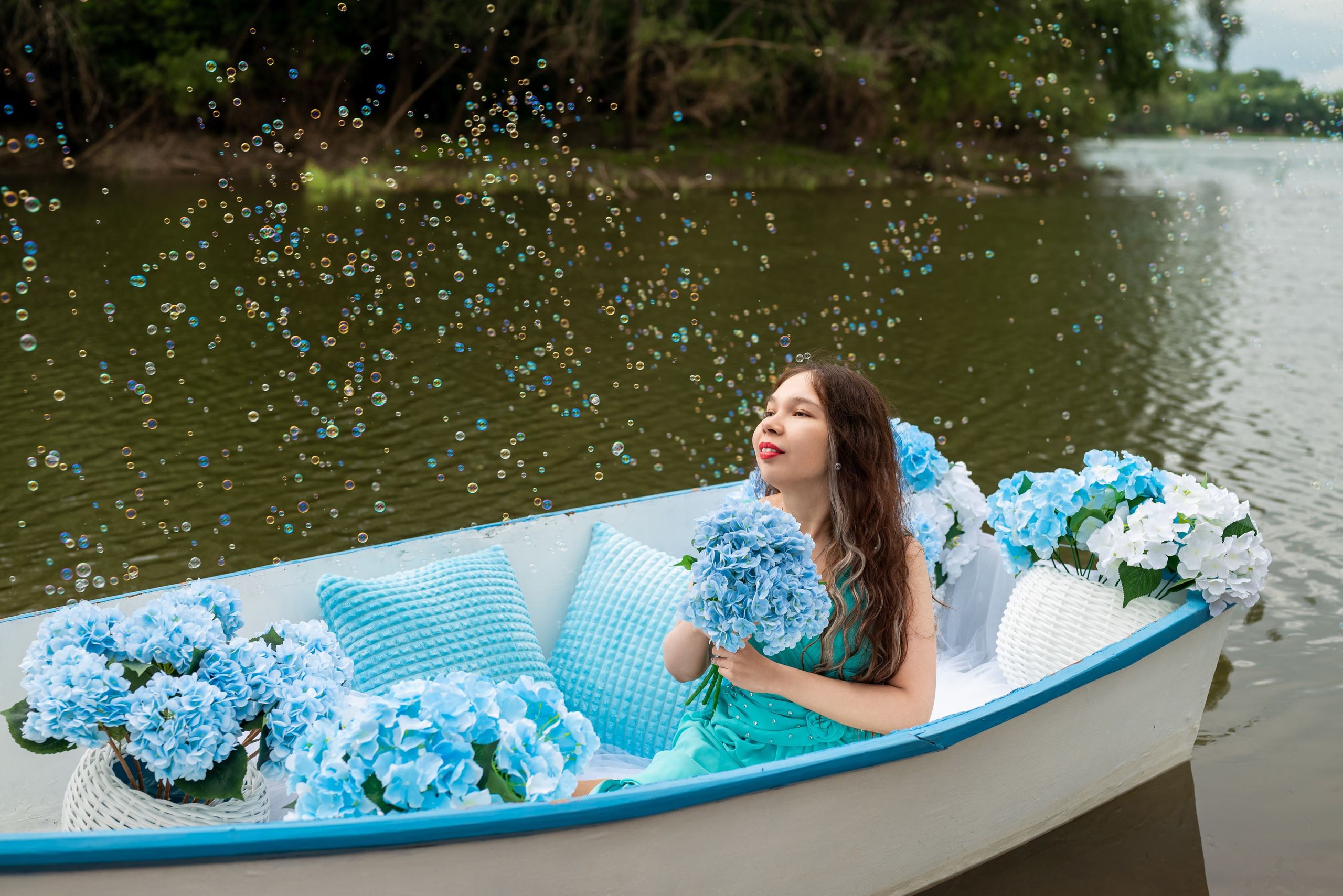 Фотопроект на лодке с голубыми гортензиями. Фотограф в городе Салават